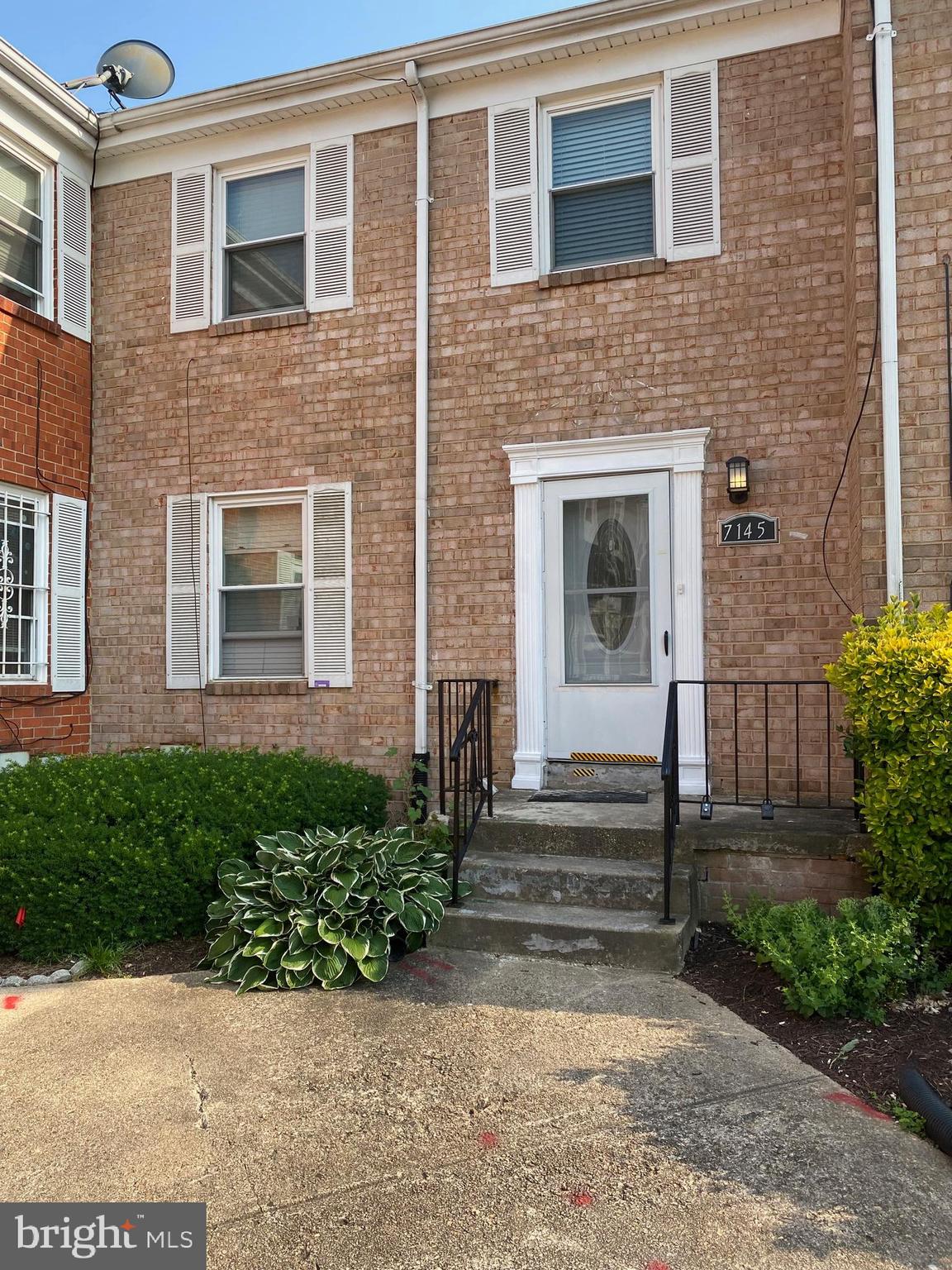 No FHA. Newly Renovated, 3 level condo townhouse with 3 bedroom and 2.5 bath, hardwood floor, brand new carpet, complete remodel kitchen with granite counter top and stainless appliances, new HVCC and more. Owner is a licensed realtor (VA/MD)