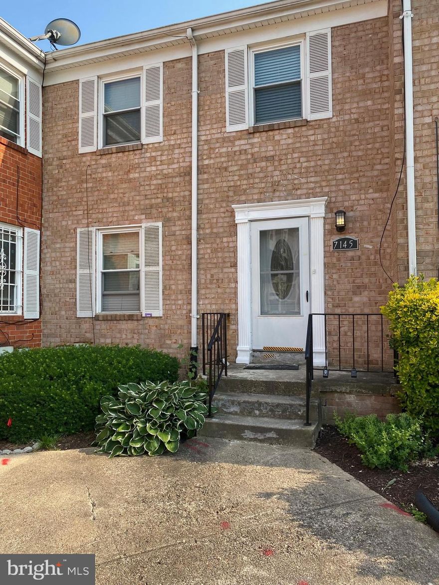 No FHA. Newly Renovated, 3 level condo townhouse with 3 bedroom and 2.5 bath, hardwood floor, brand new carpet, complete remodel kitchen with granite counter top and stainless appliances, new HVCC  and more. Owner is a licensed realtor (VA/MD)