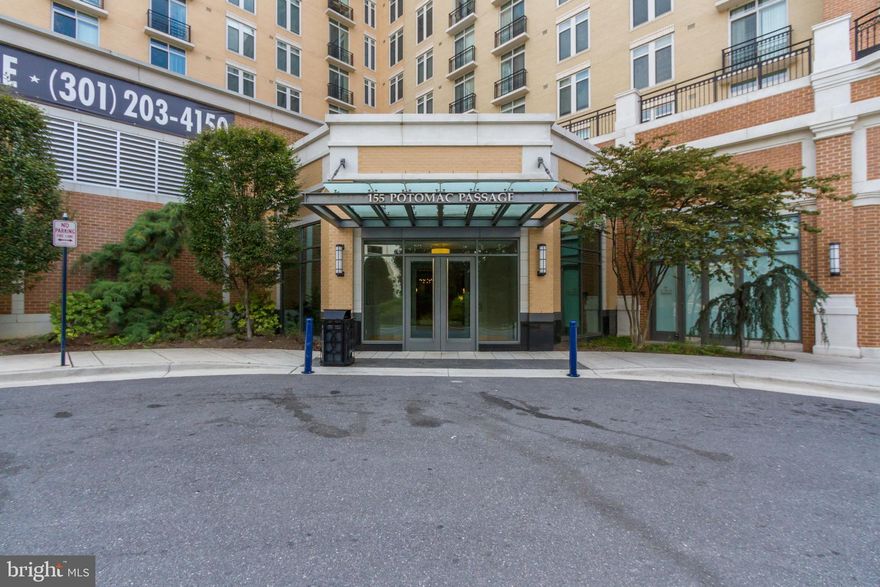 Beautiful 2 bedroom 2 bath at National Harbor. Shopping and dining right outside your door! Hardwood flooring, stainless steel appliances and granite counter tops. State of the art fitness facility, rooftop pool, observation deck with an incredible view of the Potomac and a beautiful community lounge.  Just a 10 minute walk to Old Town.