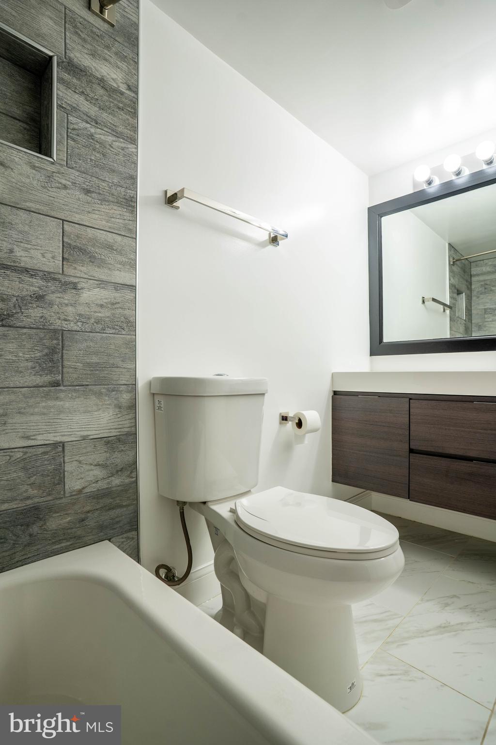 SKYLINE SQUARE CONDO - Residential Lease