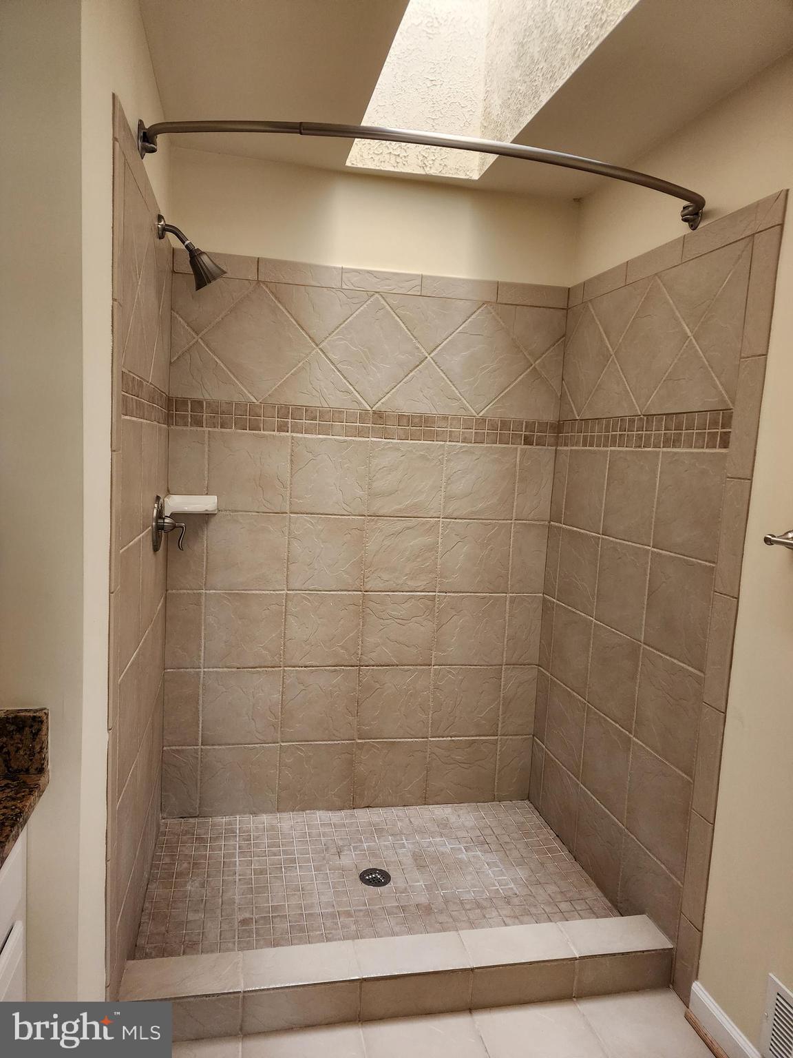 PARADISE - Residential Lease