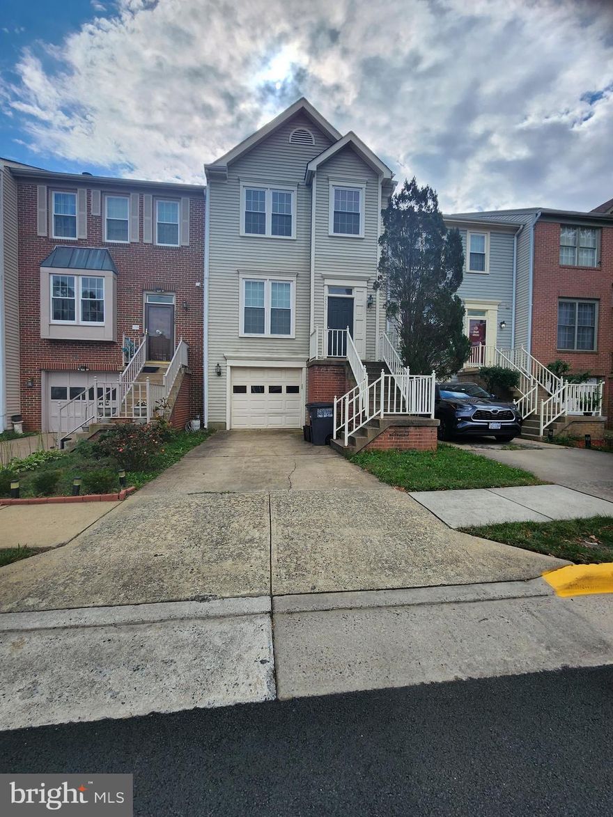 Spacious 3 bedroom, 3 1/2 bath townhouse located in Manassas.  Newly updated bathrooms and customizable closet space.  Great location!  Tucked away in a nice, quiet neighborhood.  Close to 66, Manassas Mall, and plenty of shops.  Come take a look!