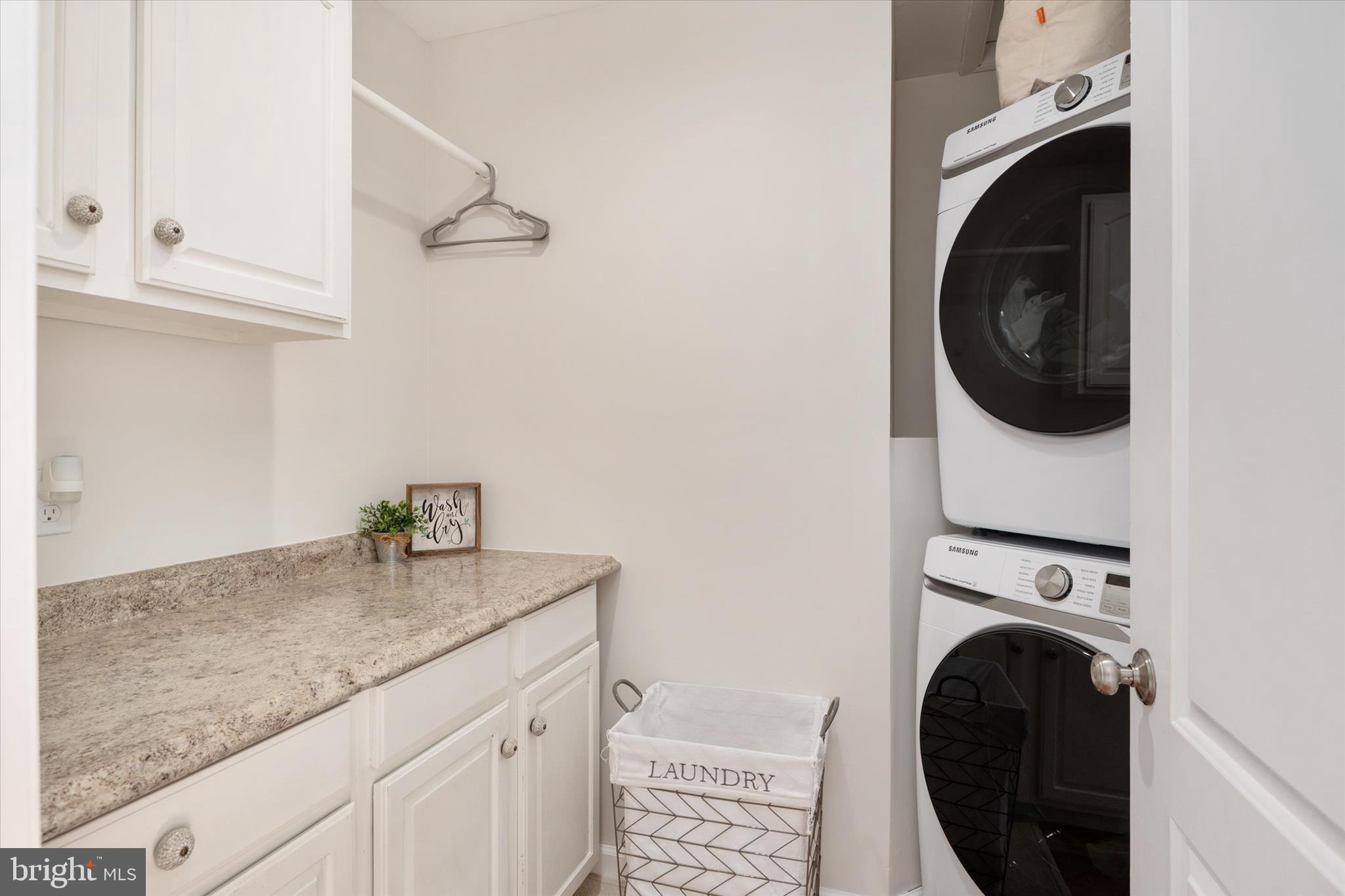 QUEEN ANNE COLONY - Residential