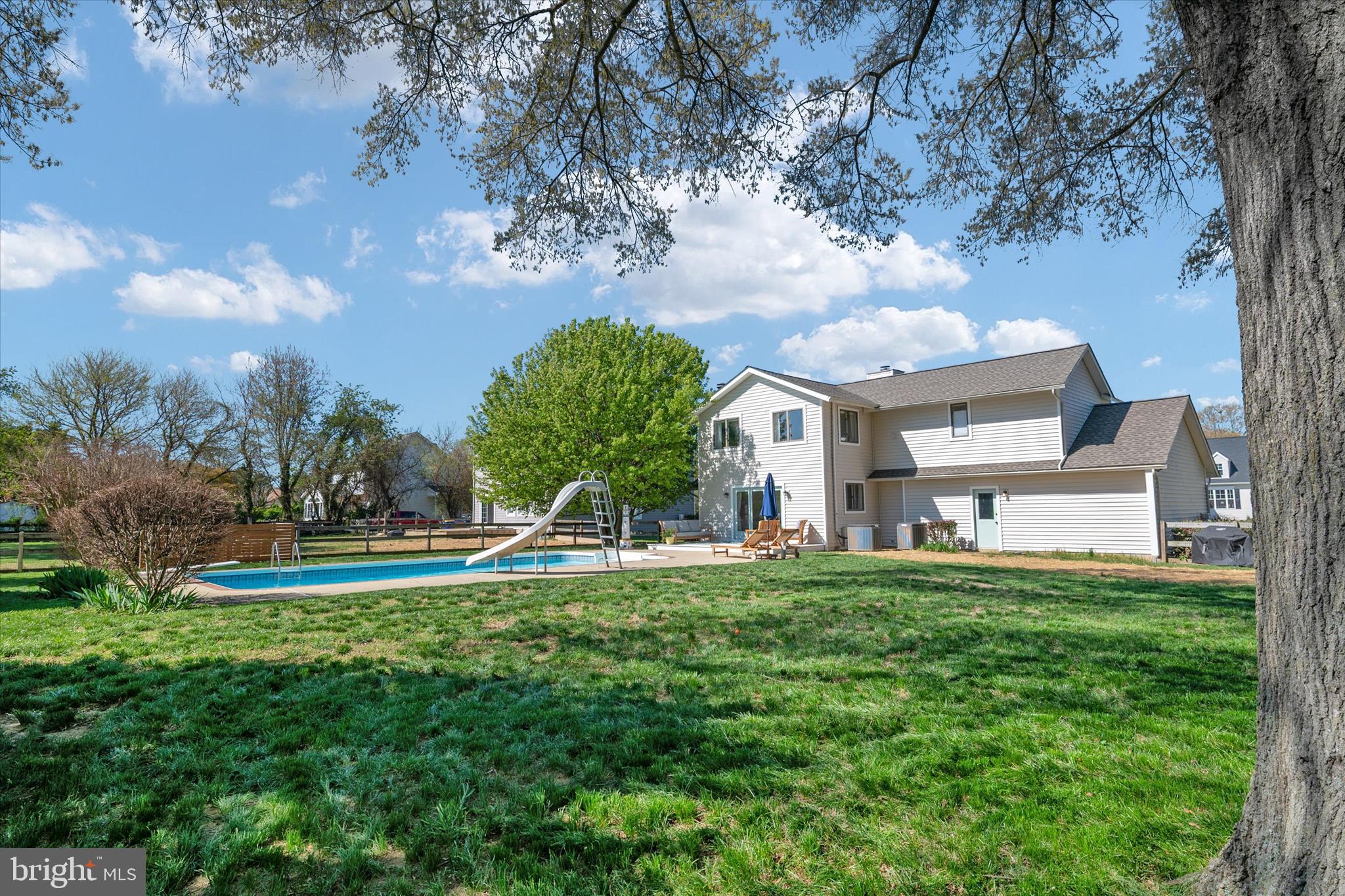 QUEEN ANNE COLONY - Residential