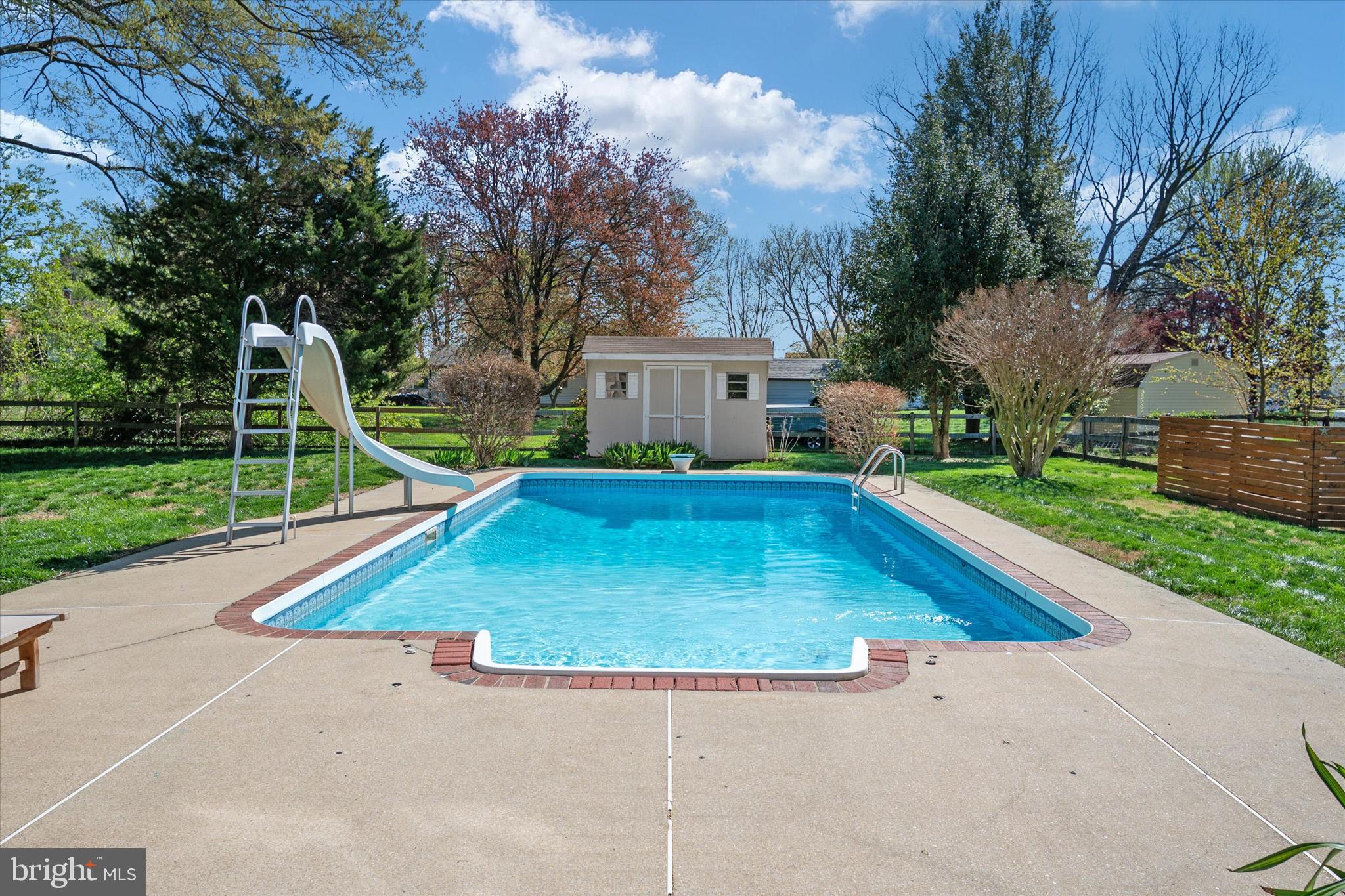 QUEEN ANNE COLONY - Residential