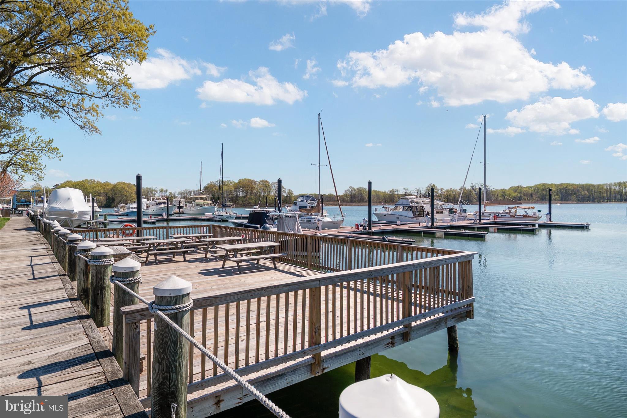 QUEEN ANNE COLONY - Residential