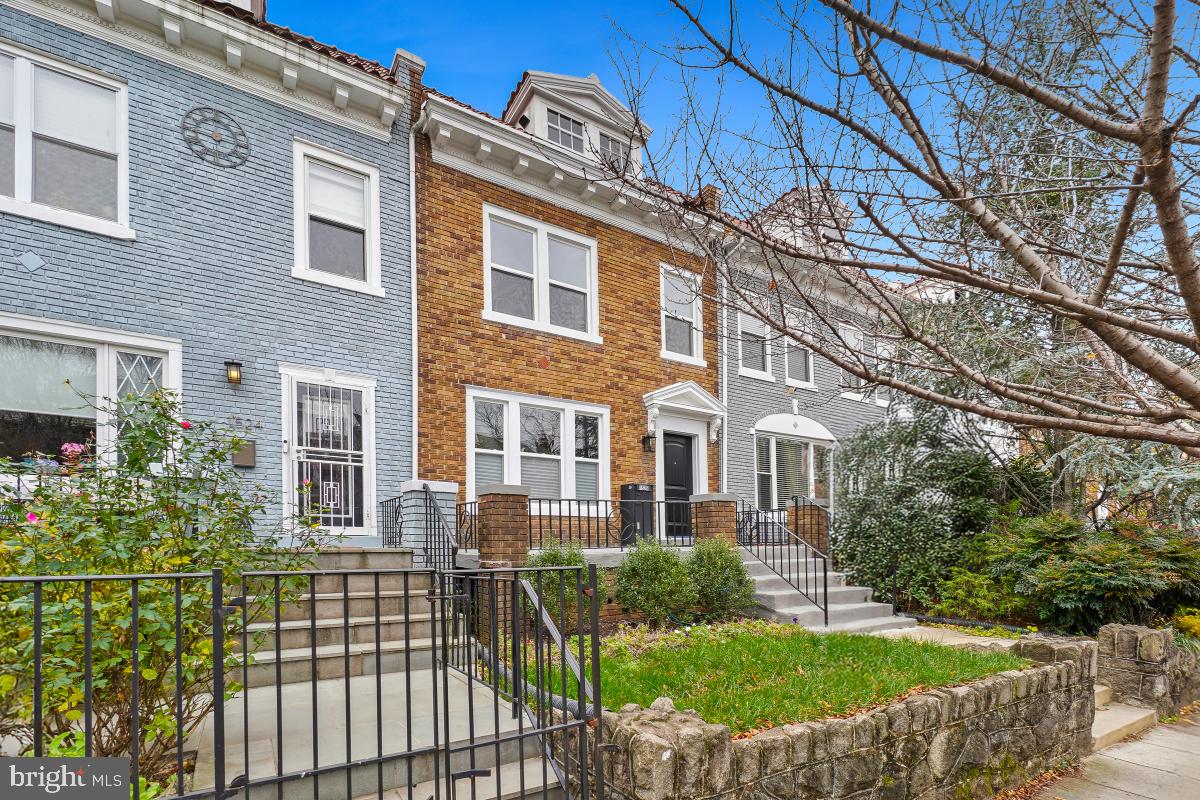 1526 SPRING PLACE NW