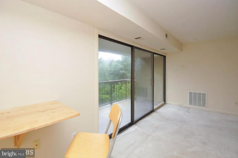 SUMMERTREE CONDO APTS - Residential Lease