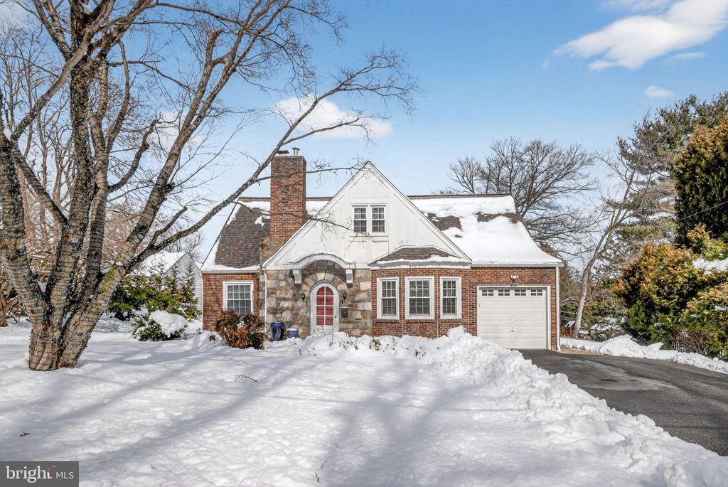 Photo of 323 W Waverly Road, GLENSIDE, PA 19038 (MLS # PAMC2168492)