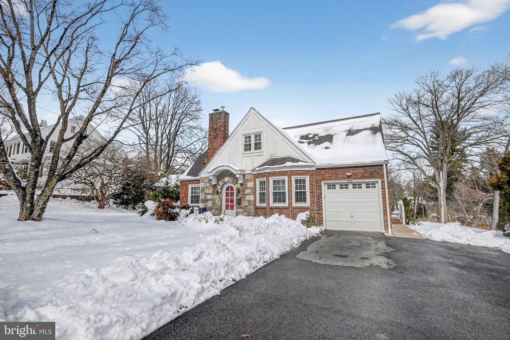 Photo of 323 W Waverly Road, GLENSIDE, PA 19038 (MLS # PAMC2168492)