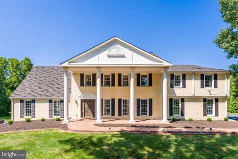 Photo of 10520 Hunting Crest Lane, VIENNA, VA 22182 (MLS # VAFX2323206)