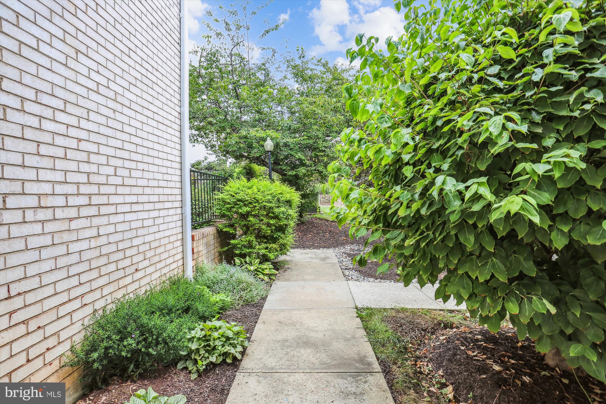 5525 BURNSIDE DRIVE 5525