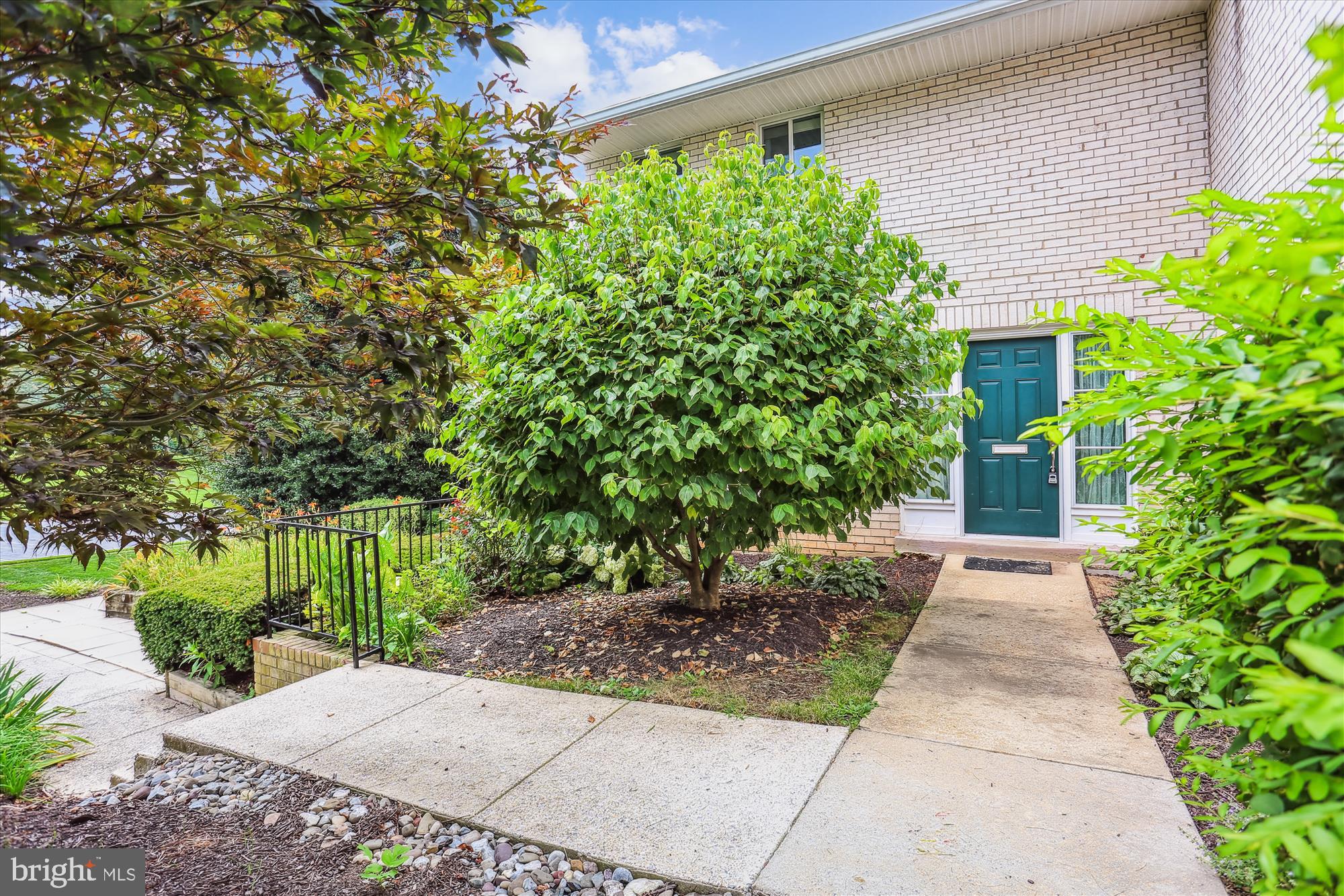 5525 BURNSIDE DRIVE 5525
