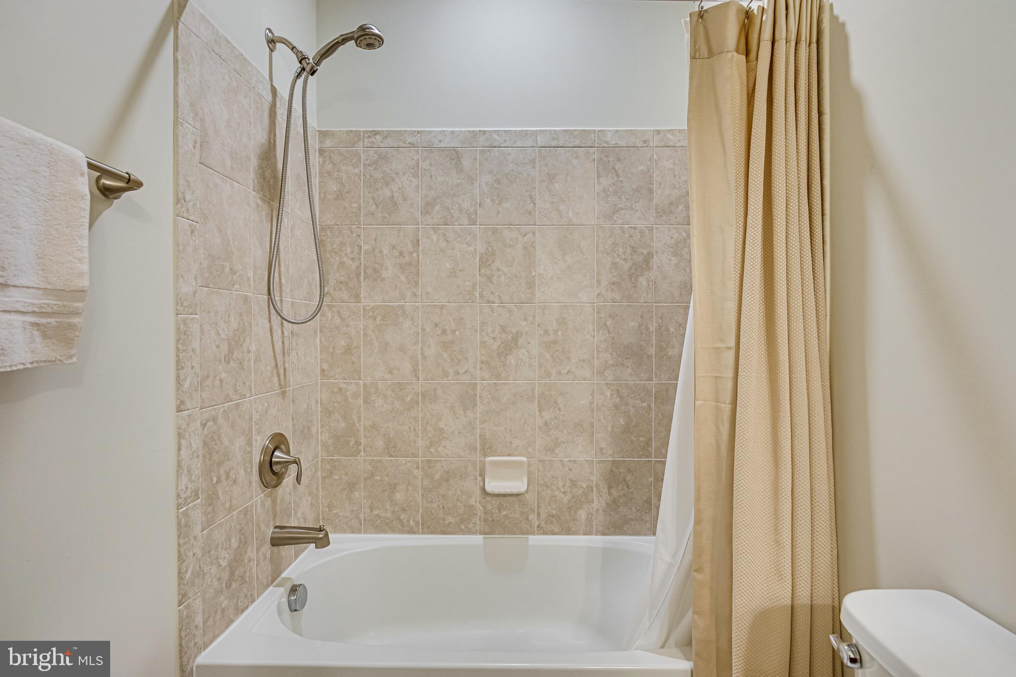 POTOMAC YARD CONDOMINIUM - Residential Lease