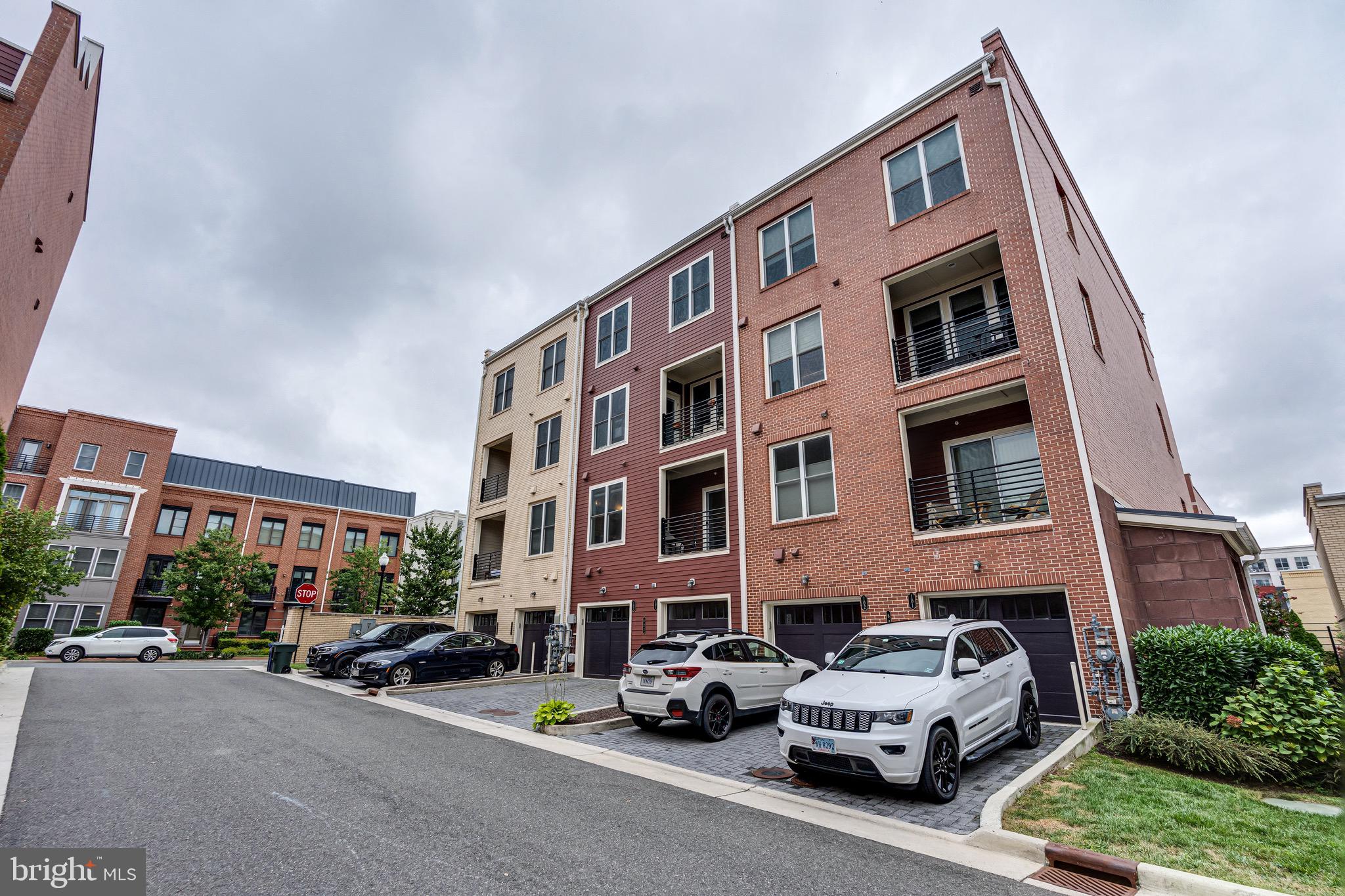POTOMAC YARD CONDOMINIUM - Residential Lease