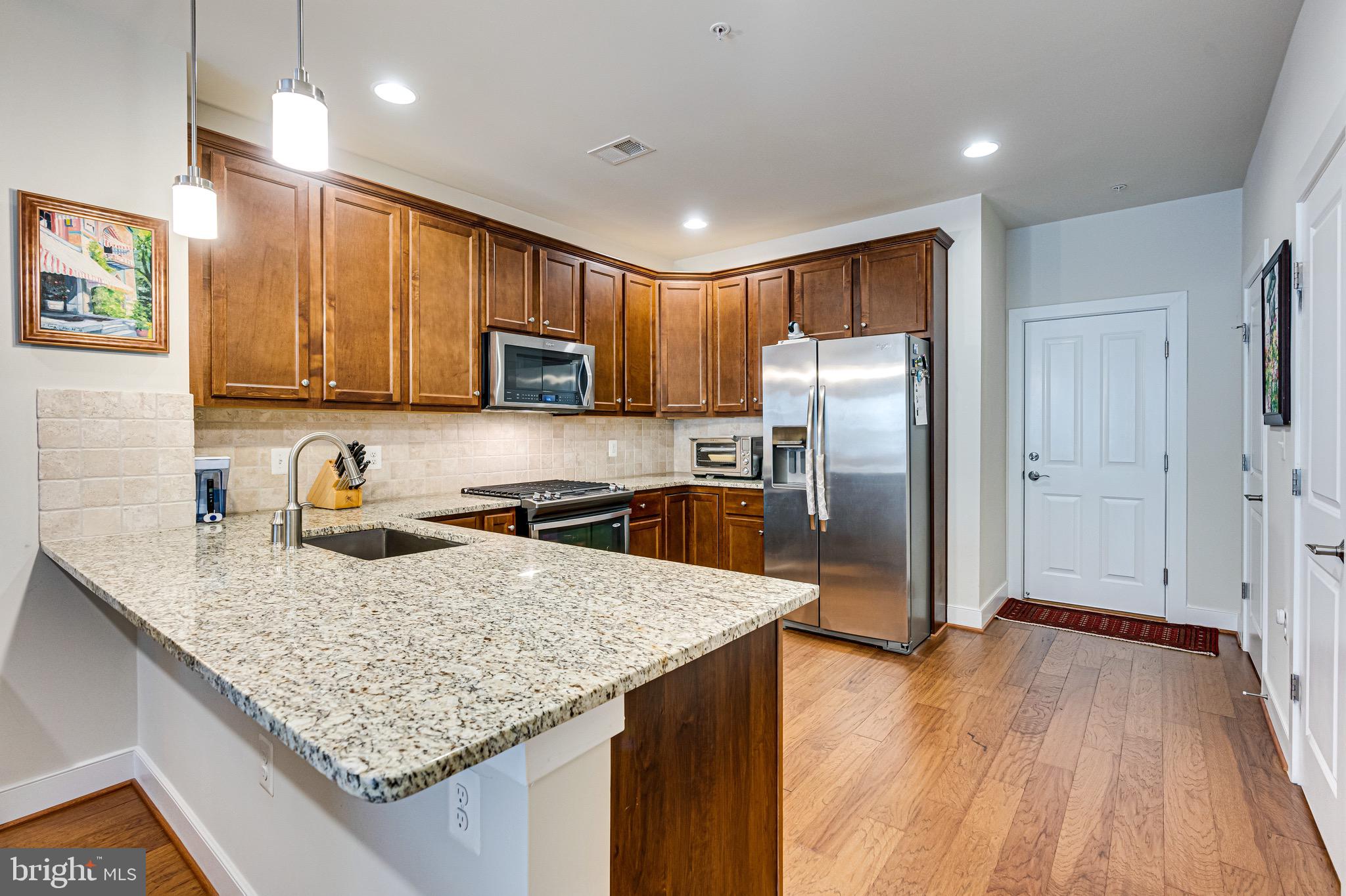 POTOMAC YARD CONDOMINIUM - Residential Lease