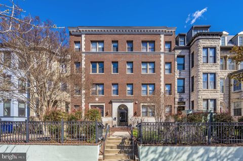 Photo of 1321 NW Fairmont Street NW #1, WASHINGTON, DC 20009 (MLS # DCDC2253152)