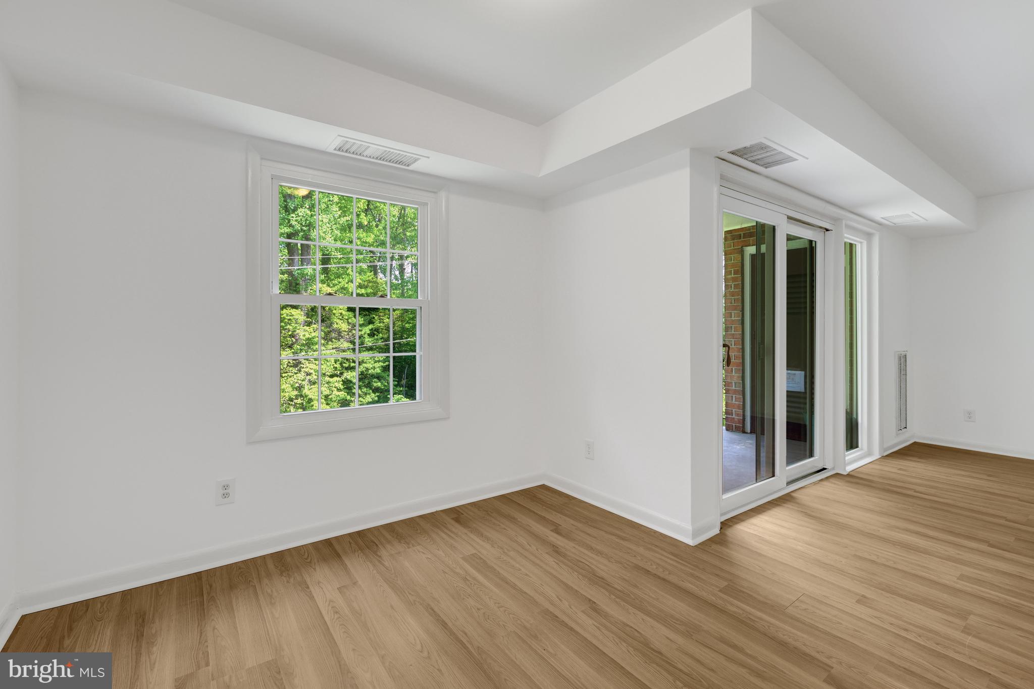 LYNDHURST CONDOS - Residential