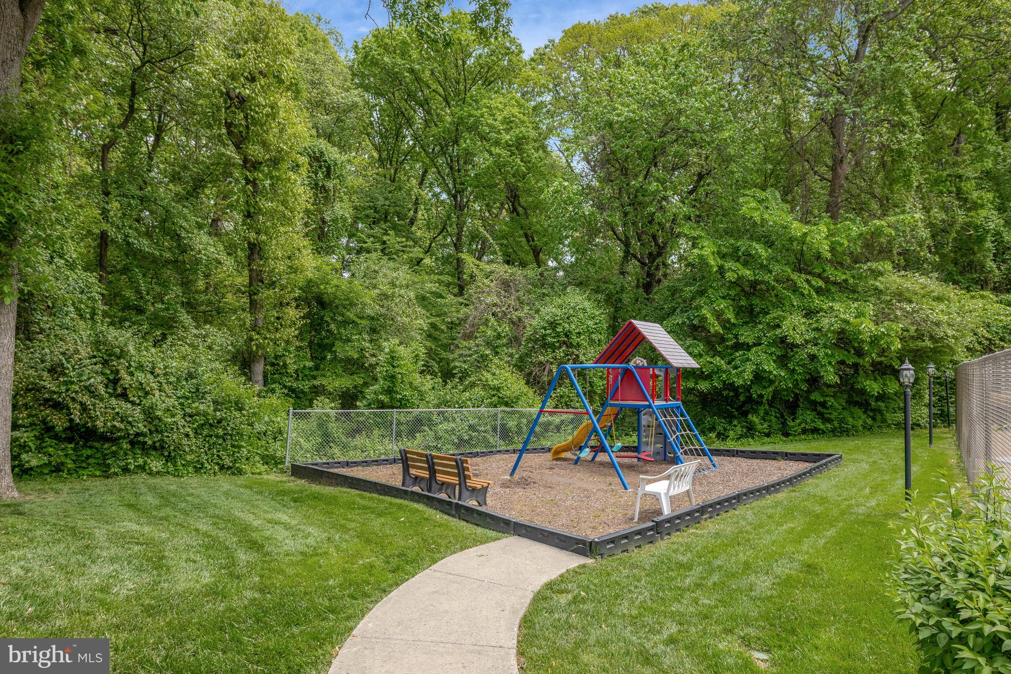 LYNDHURST CONDOS - Residential