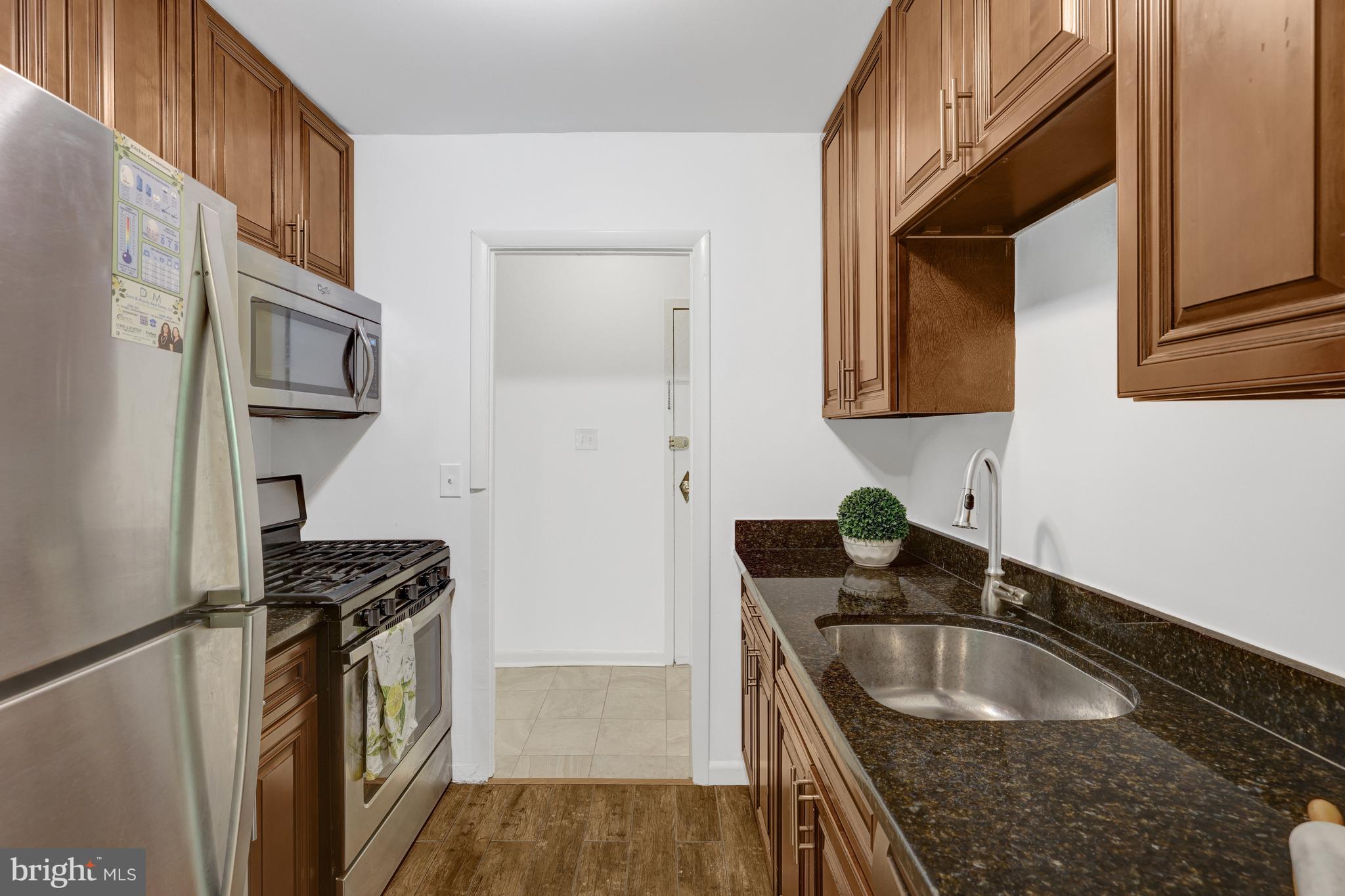 LYNDHURST CONDOS - Residential