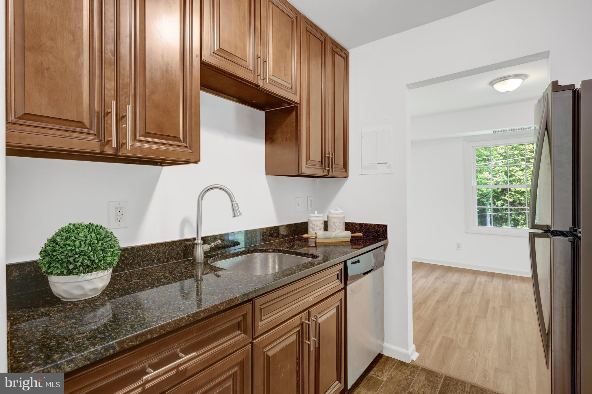 LYNDHURST CONDOS - Residential