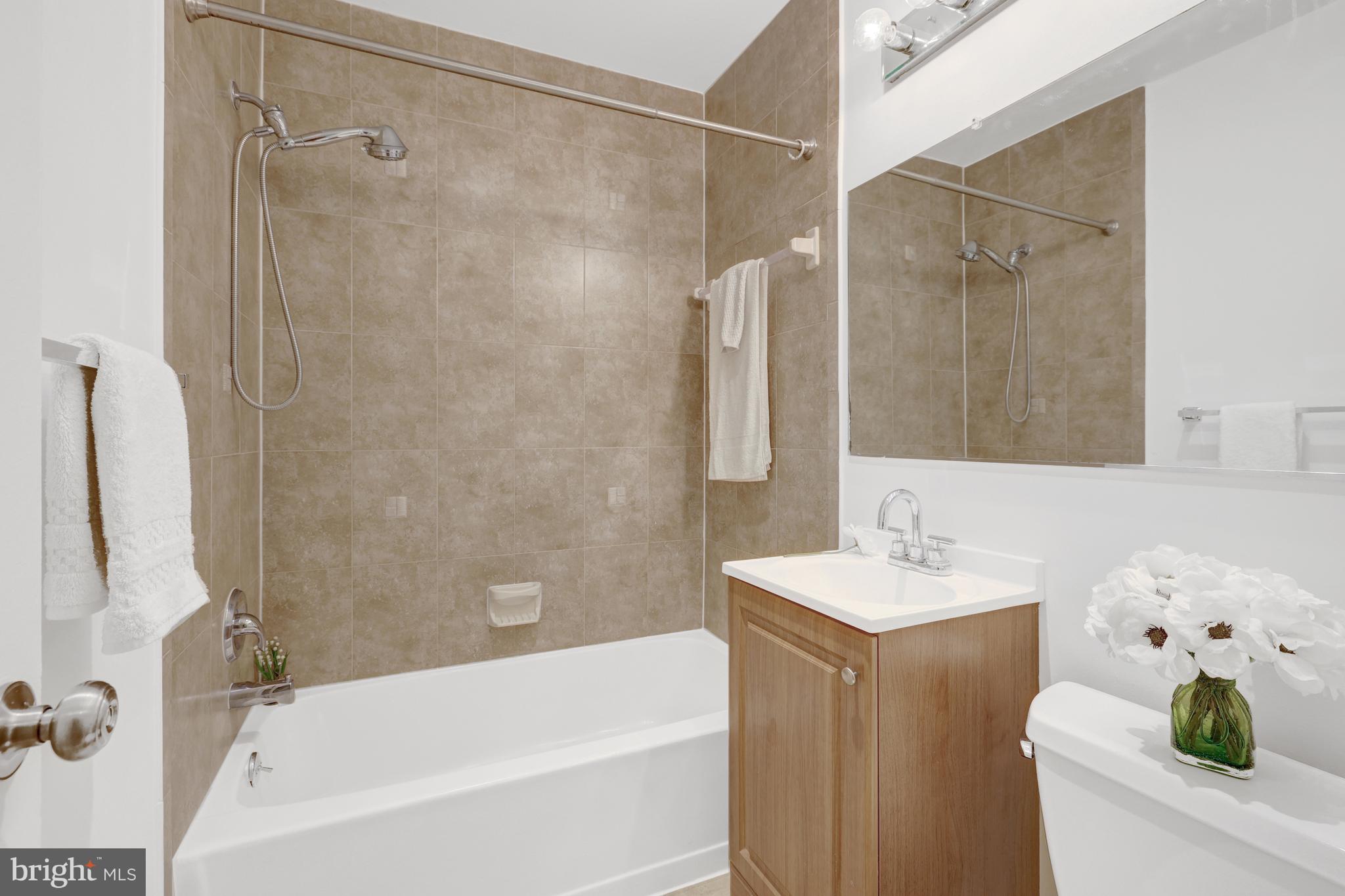 LYNDHURST CONDOS - Residential