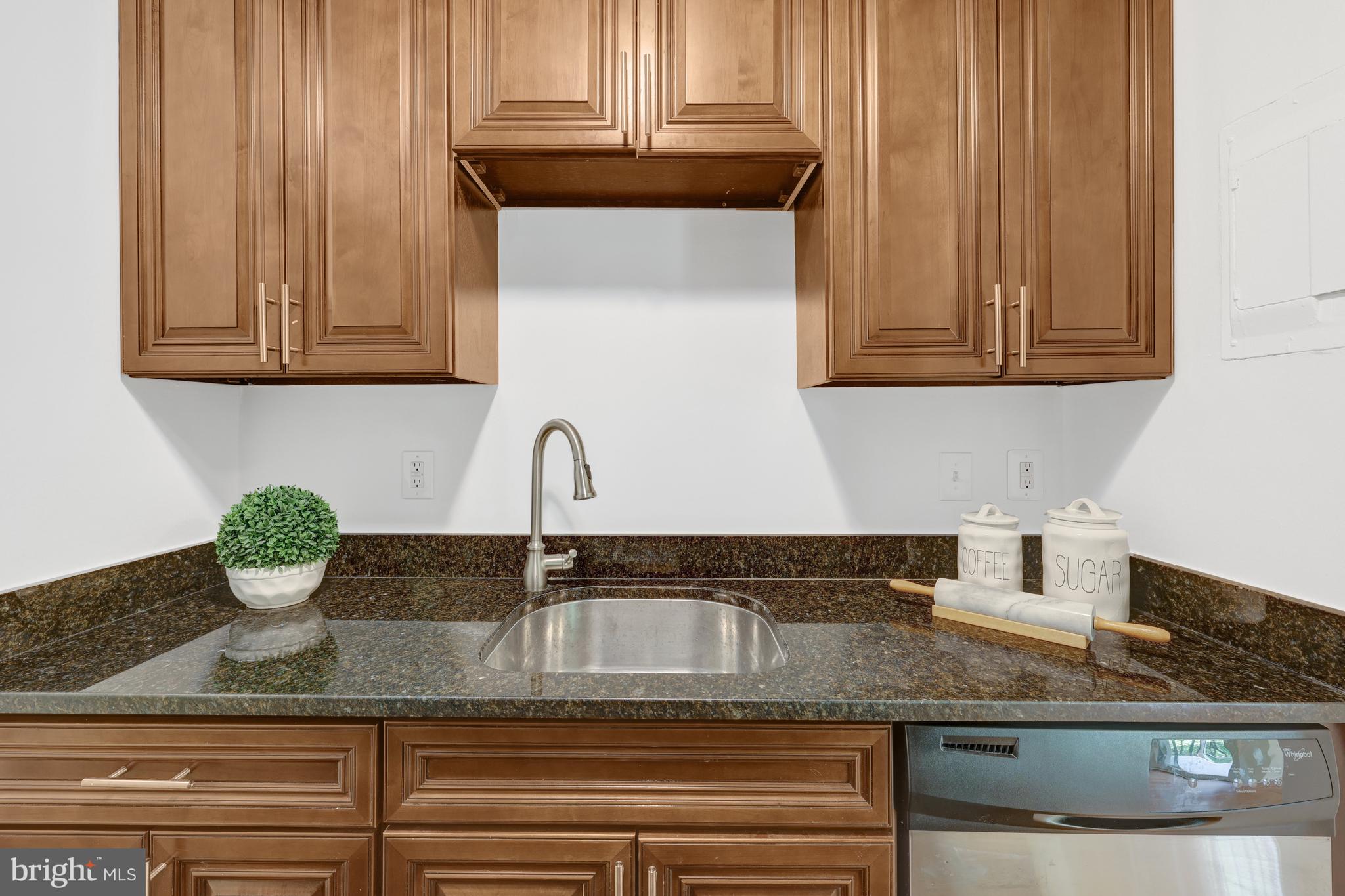 LYNDHURST CONDOS - Residential