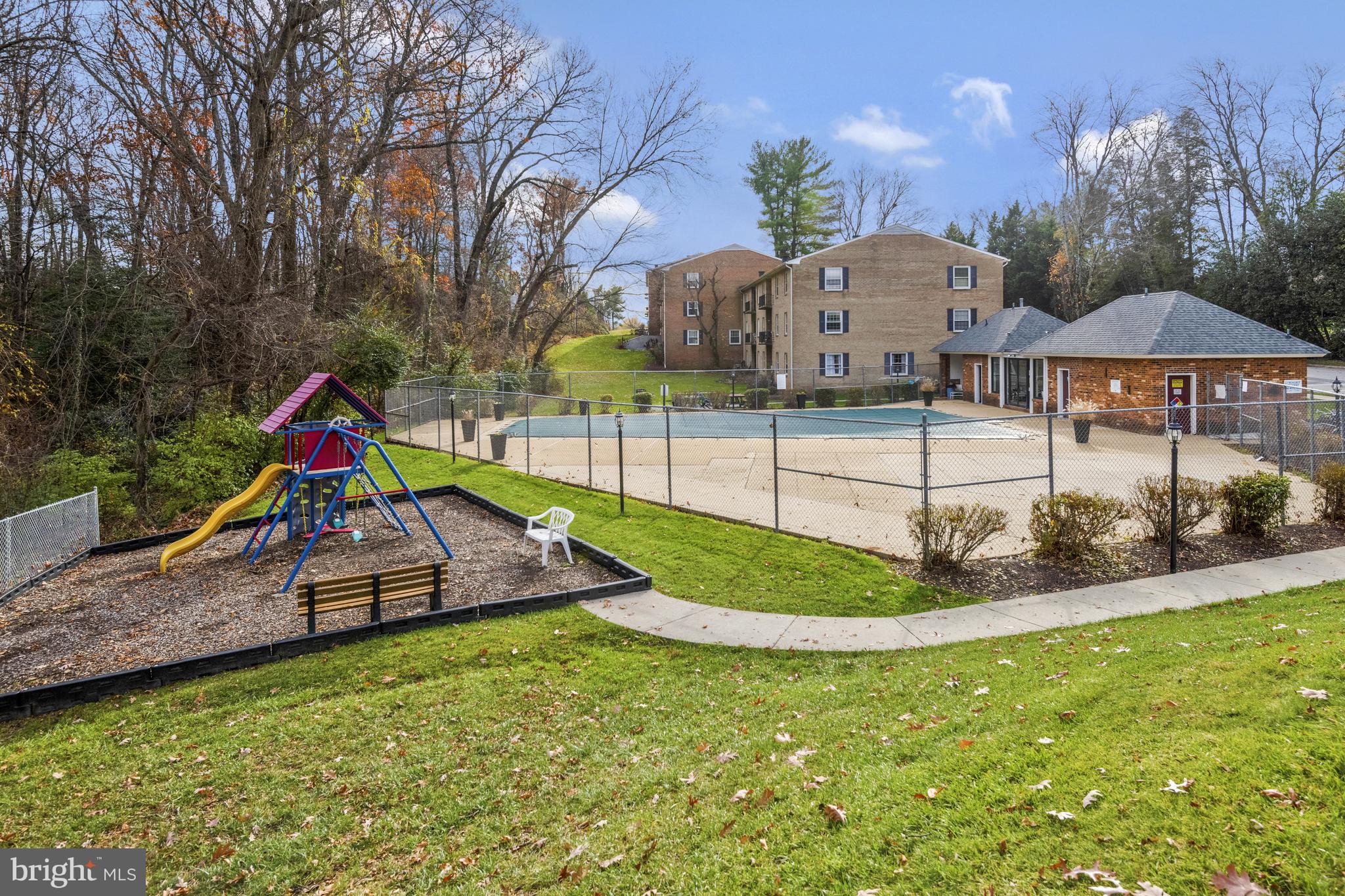 LYNDHURST CONDOS - Residential