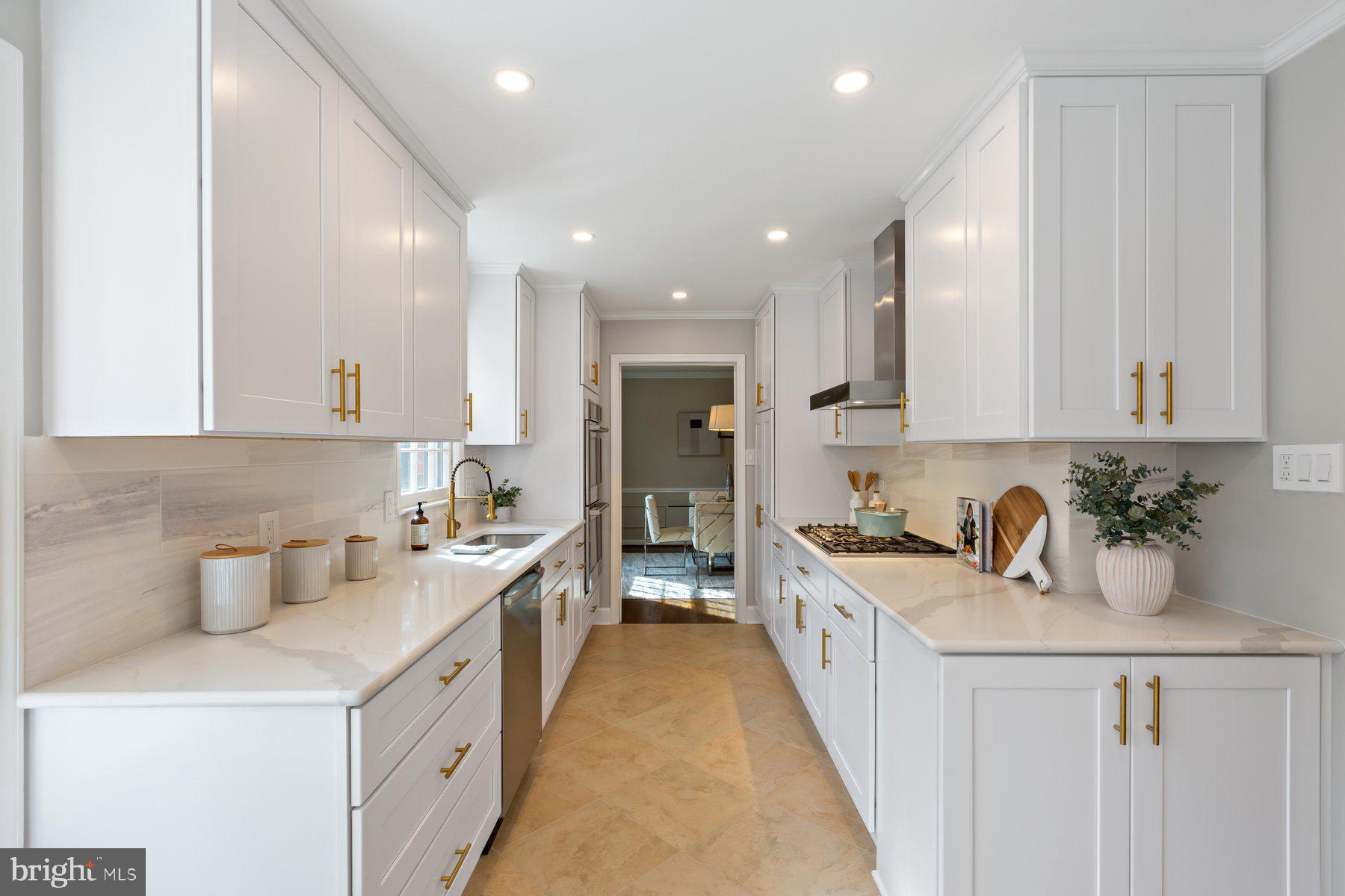 COUNTRY CLUB MANOR - Residential