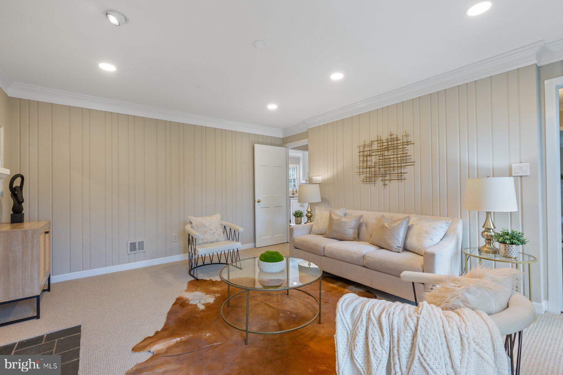 COUNTRY CLUB MANOR - Residential