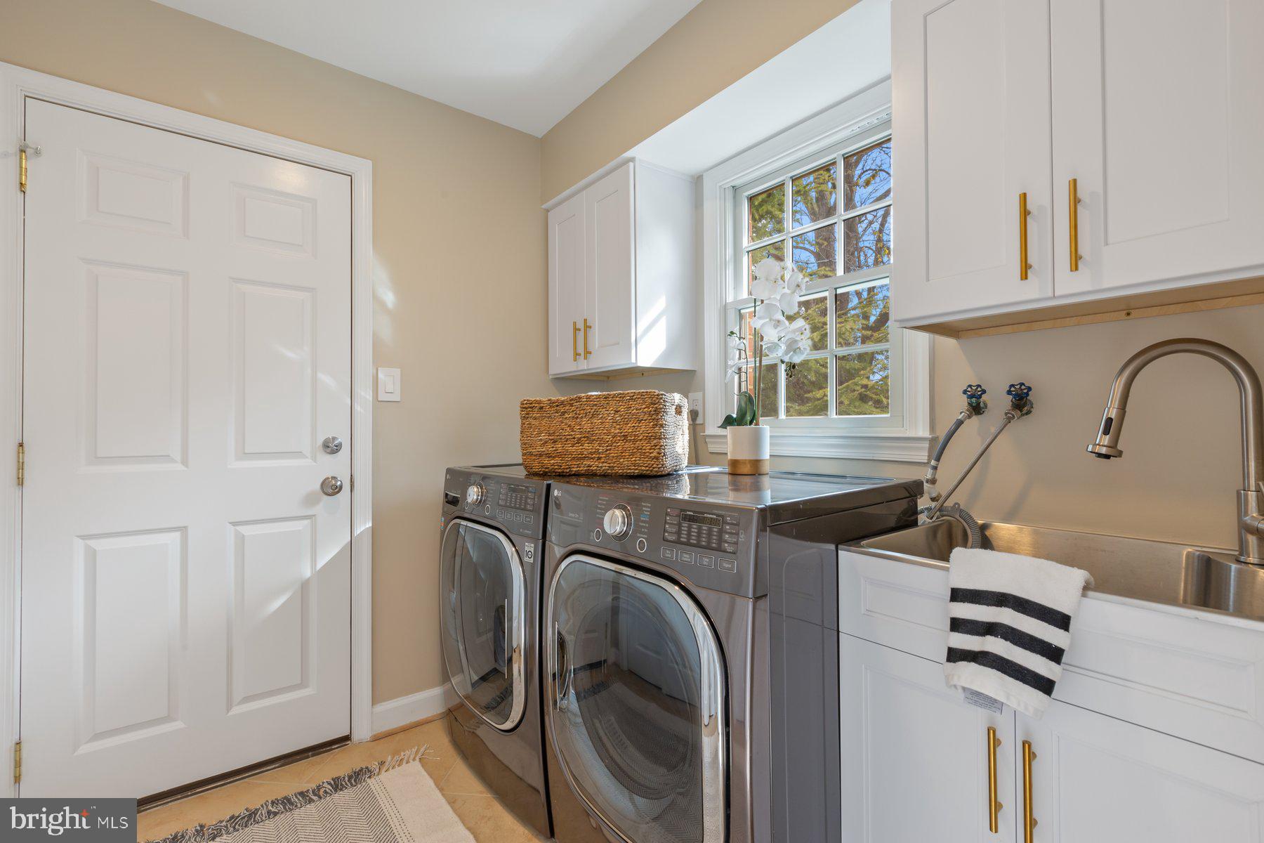 COUNTRY CLUB MANOR - Residential