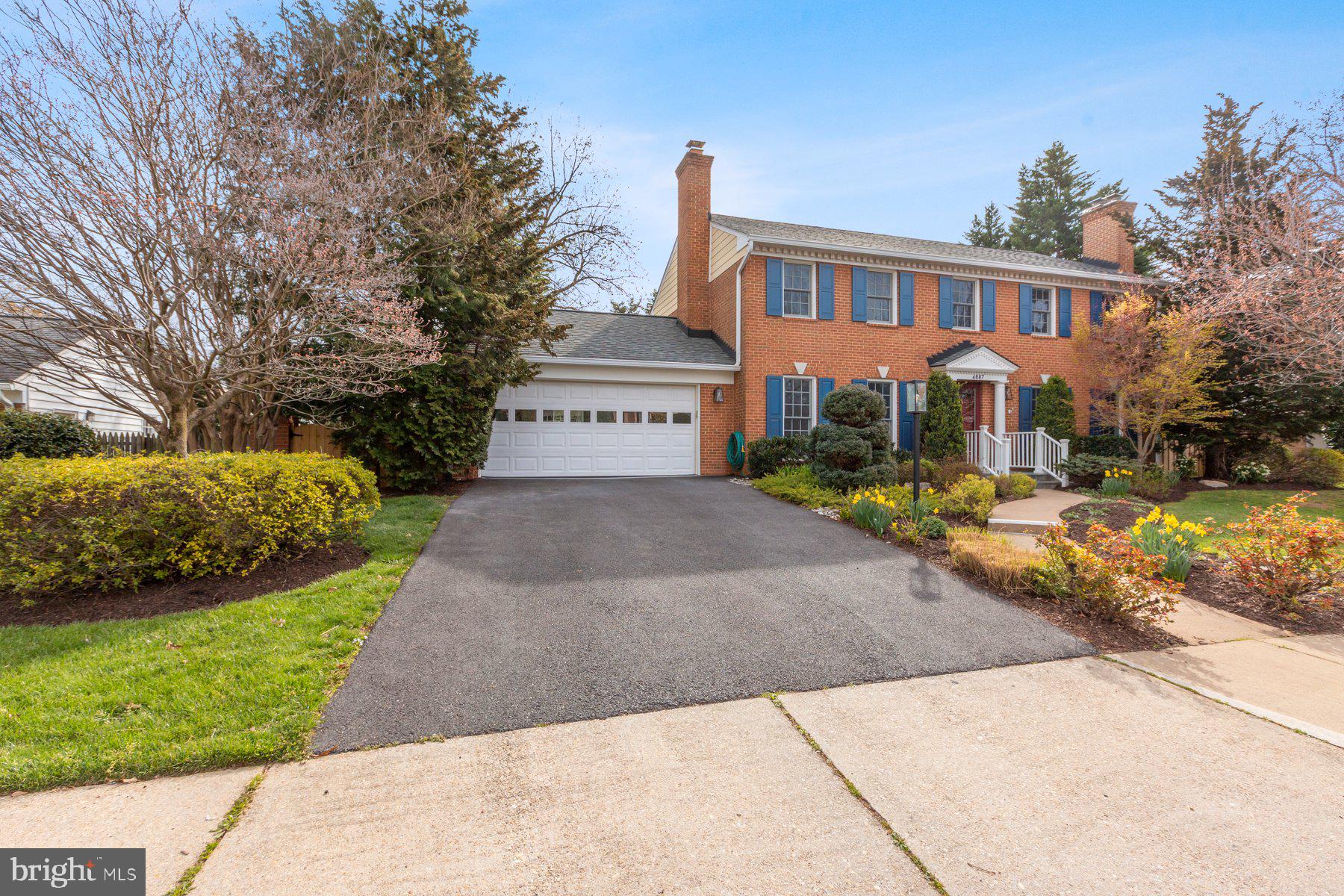 COUNTRY CLUB MANOR - Residential