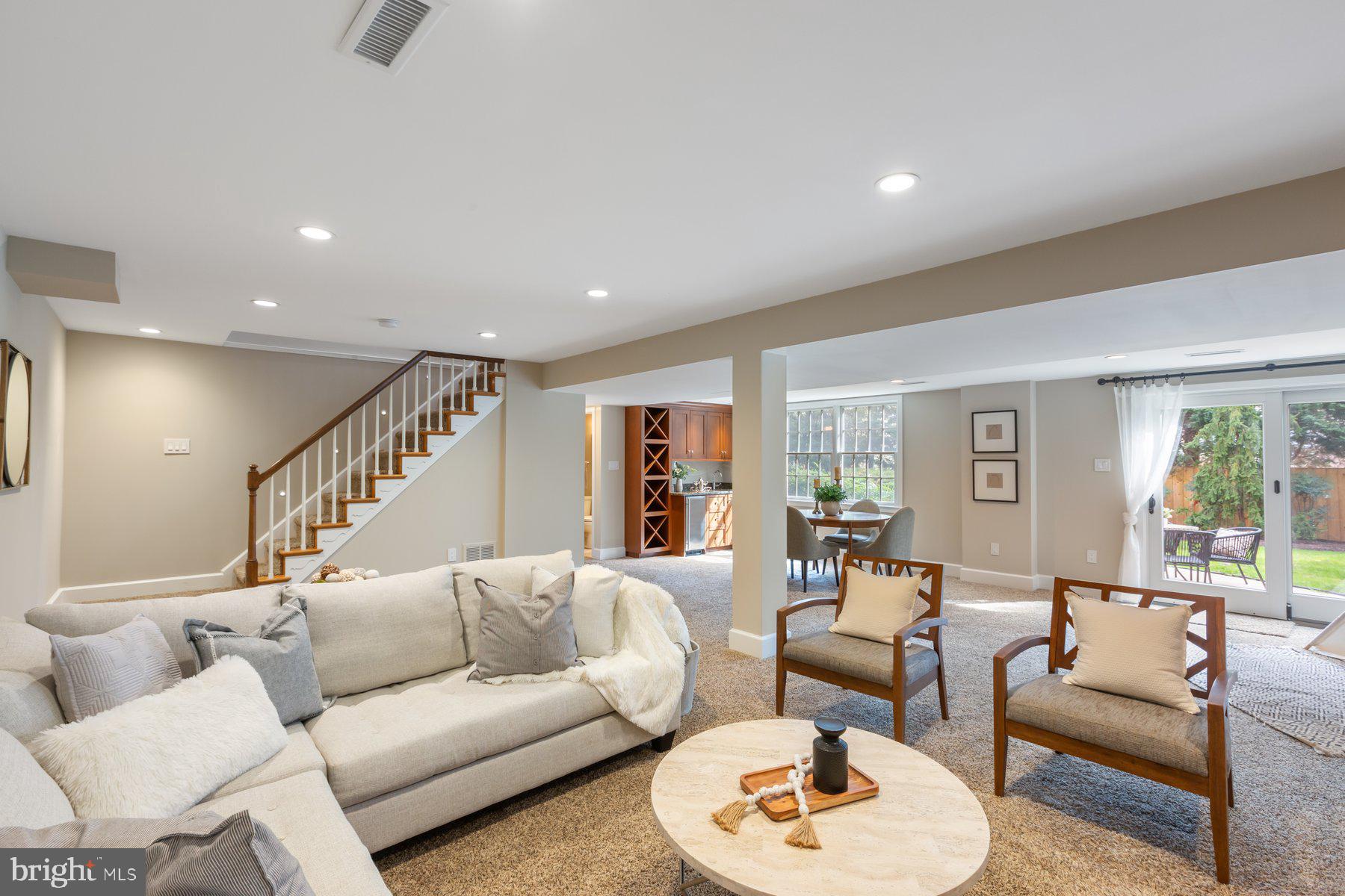 COUNTRY CLUB MANOR - Residential