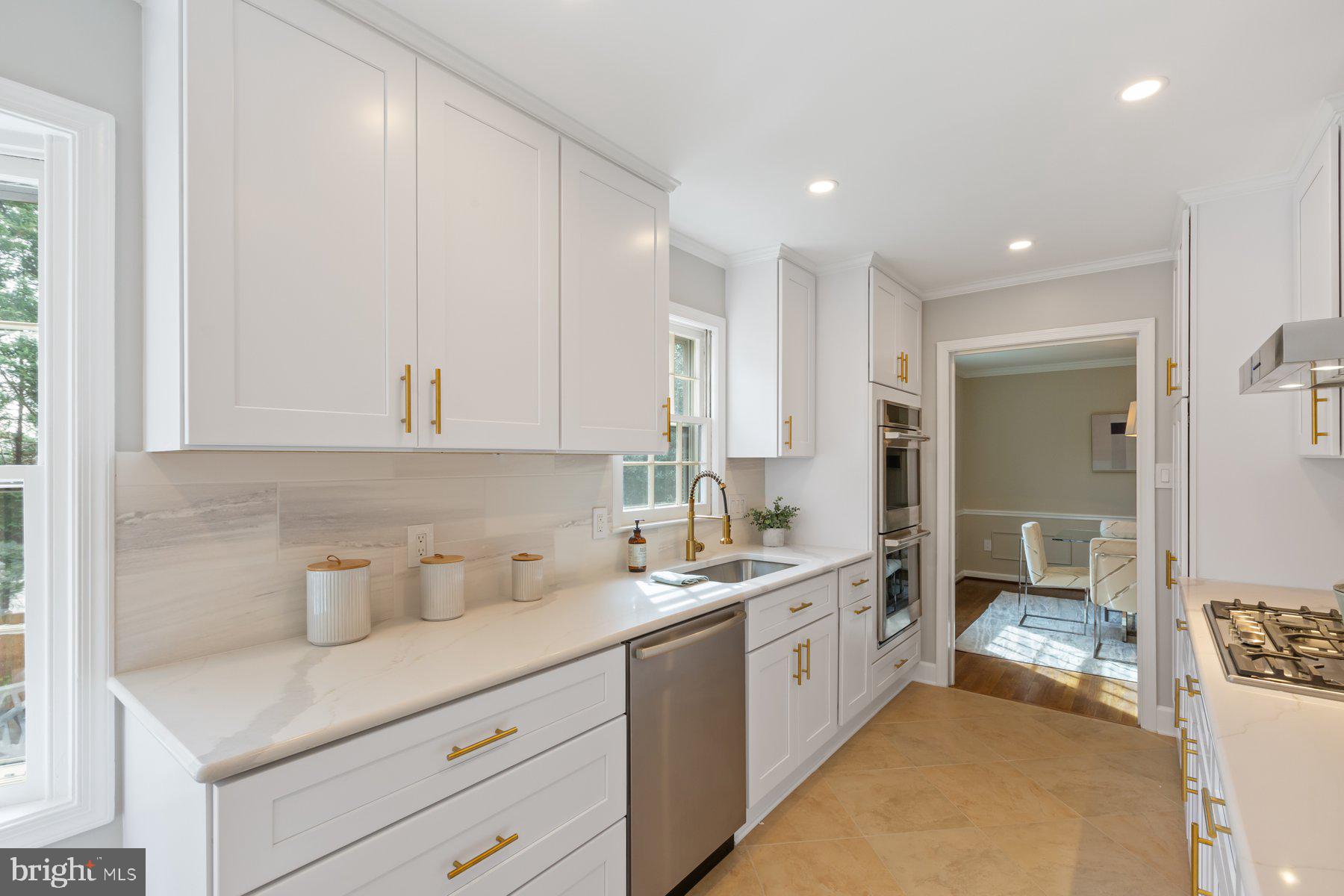 COUNTRY CLUB MANOR - Residential