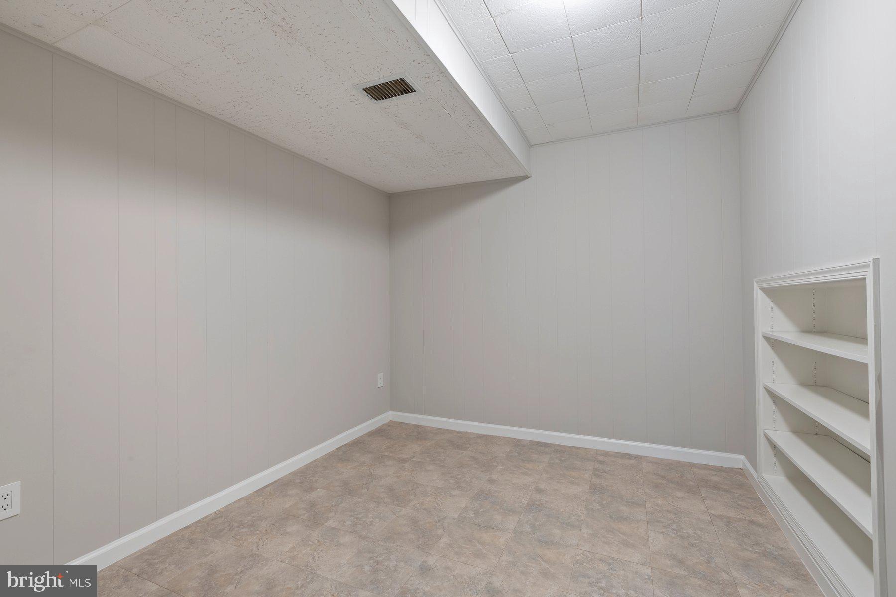 COUNTRY CLUB MANOR - Residential