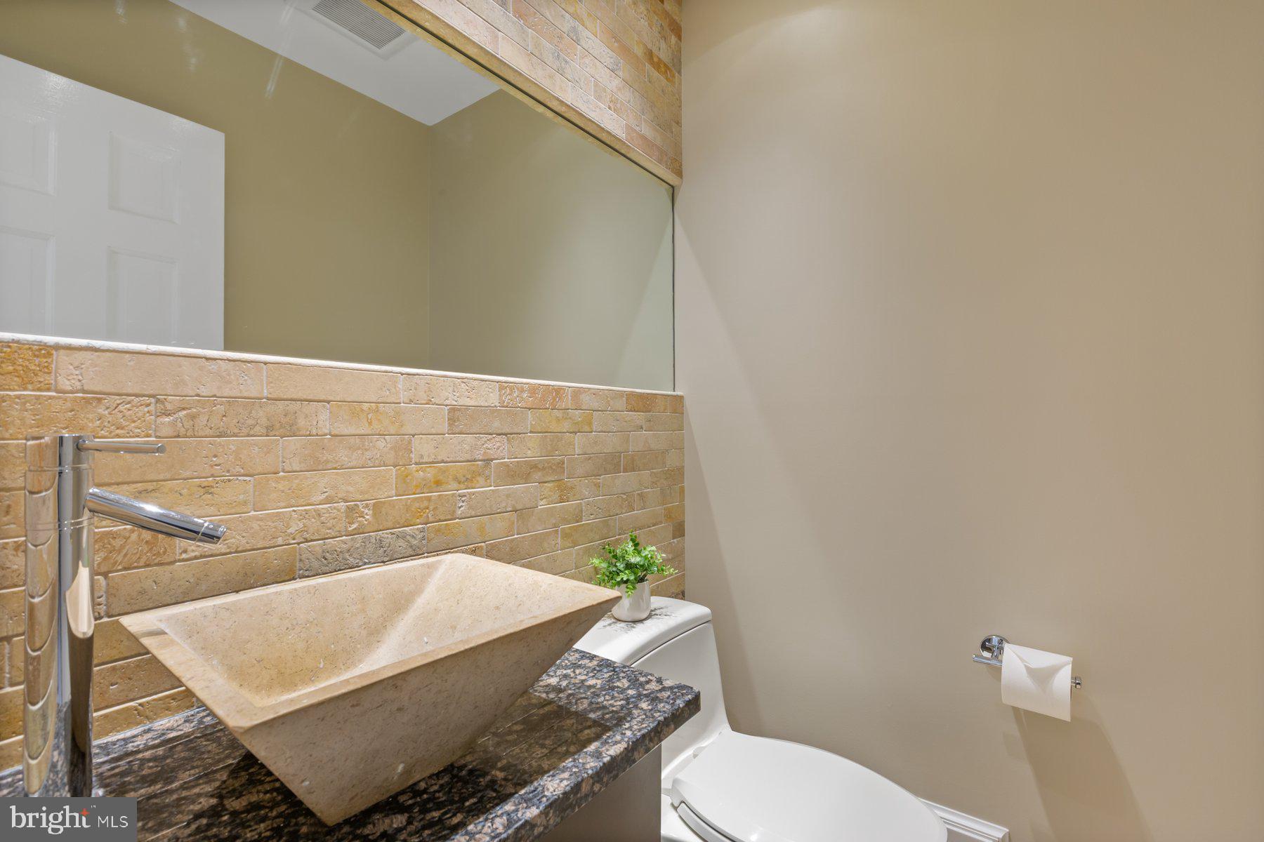 COUNTRY CLUB MANOR - Residential