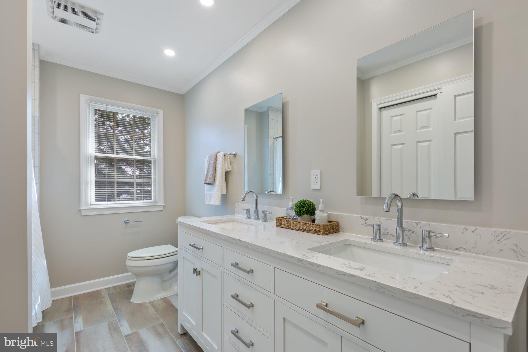 COUNTRY CLUB MANOR - Residential