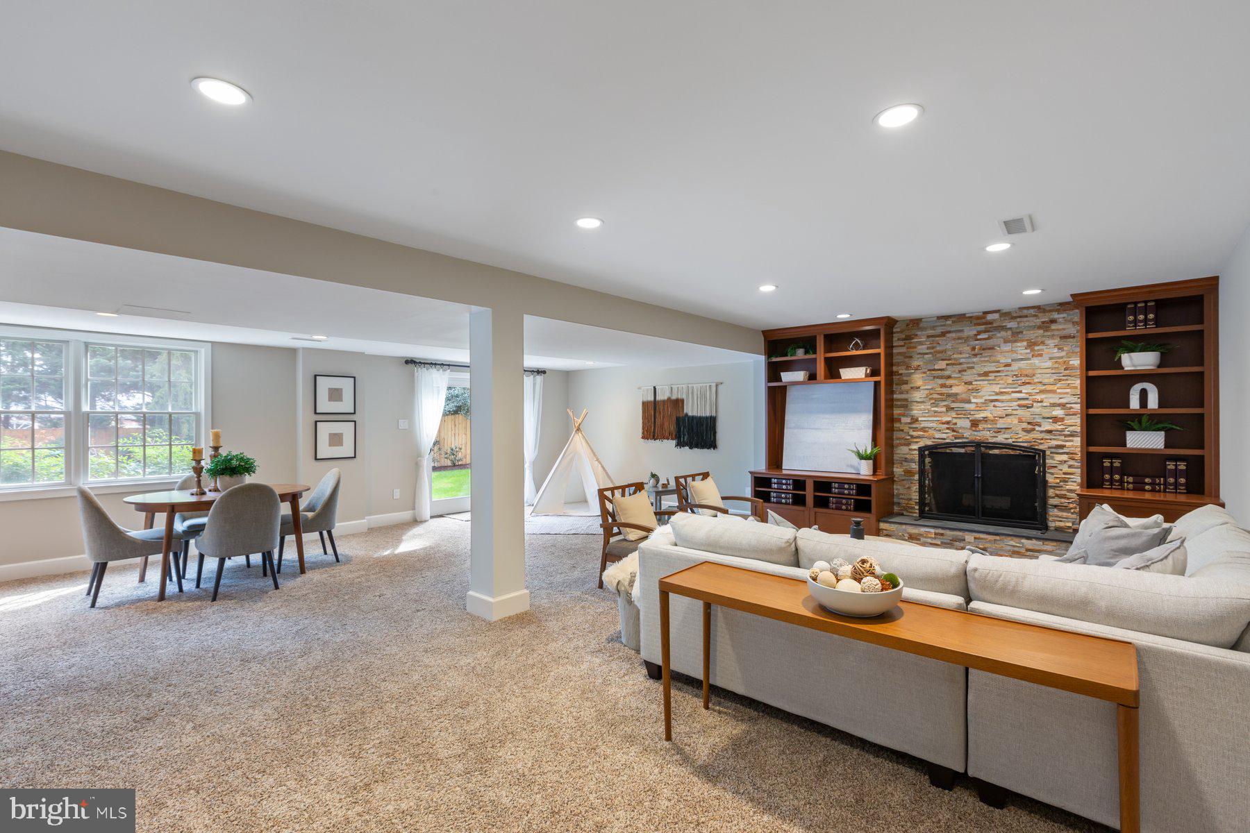 COUNTRY CLUB MANOR - Residential