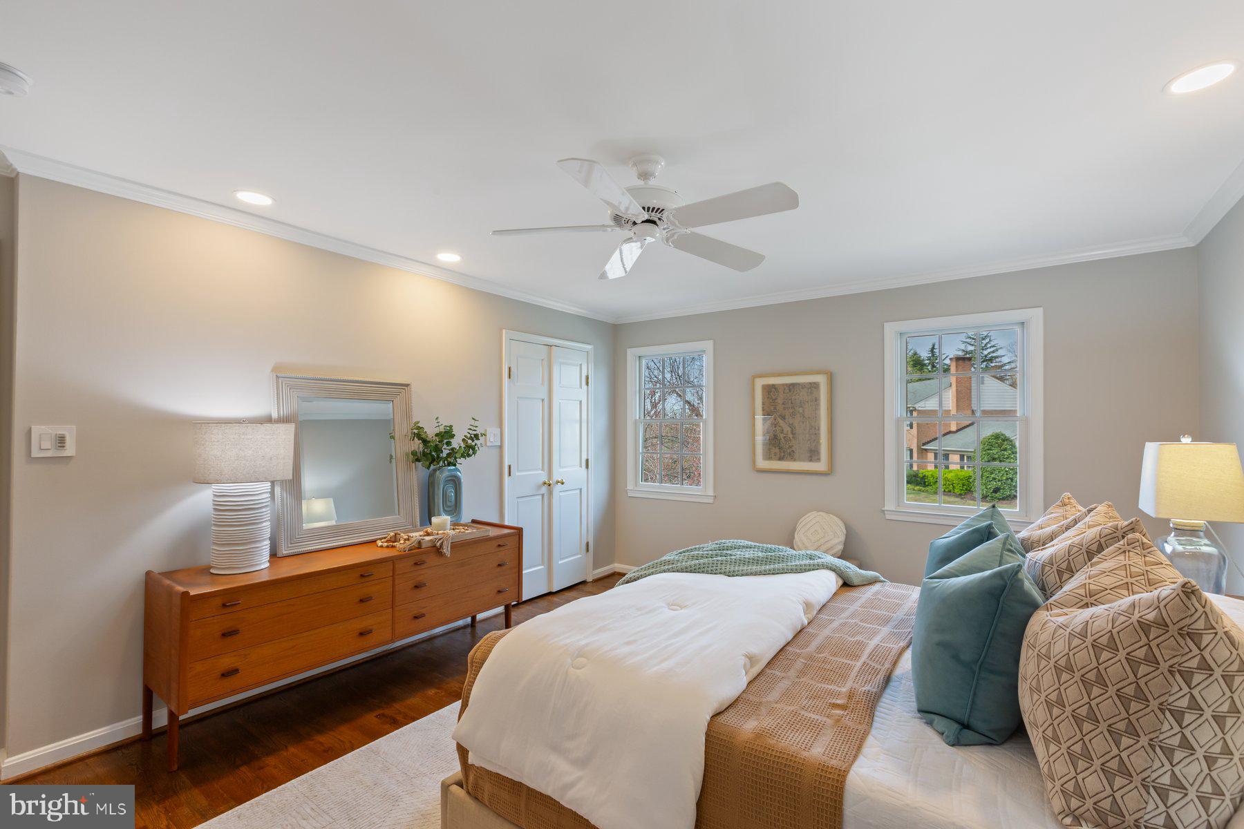 COUNTRY CLUB MANOR - Residential