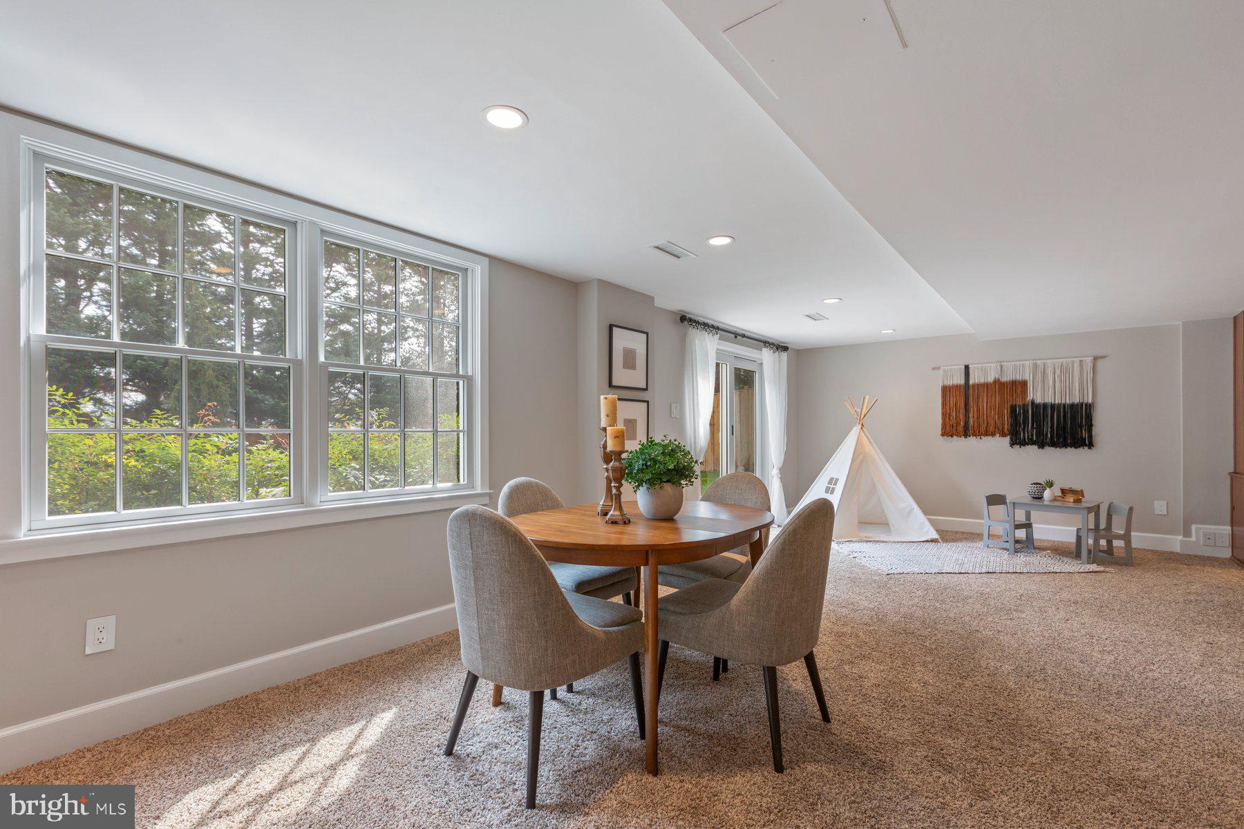 COUNTRY CLUB MANOR - Residential