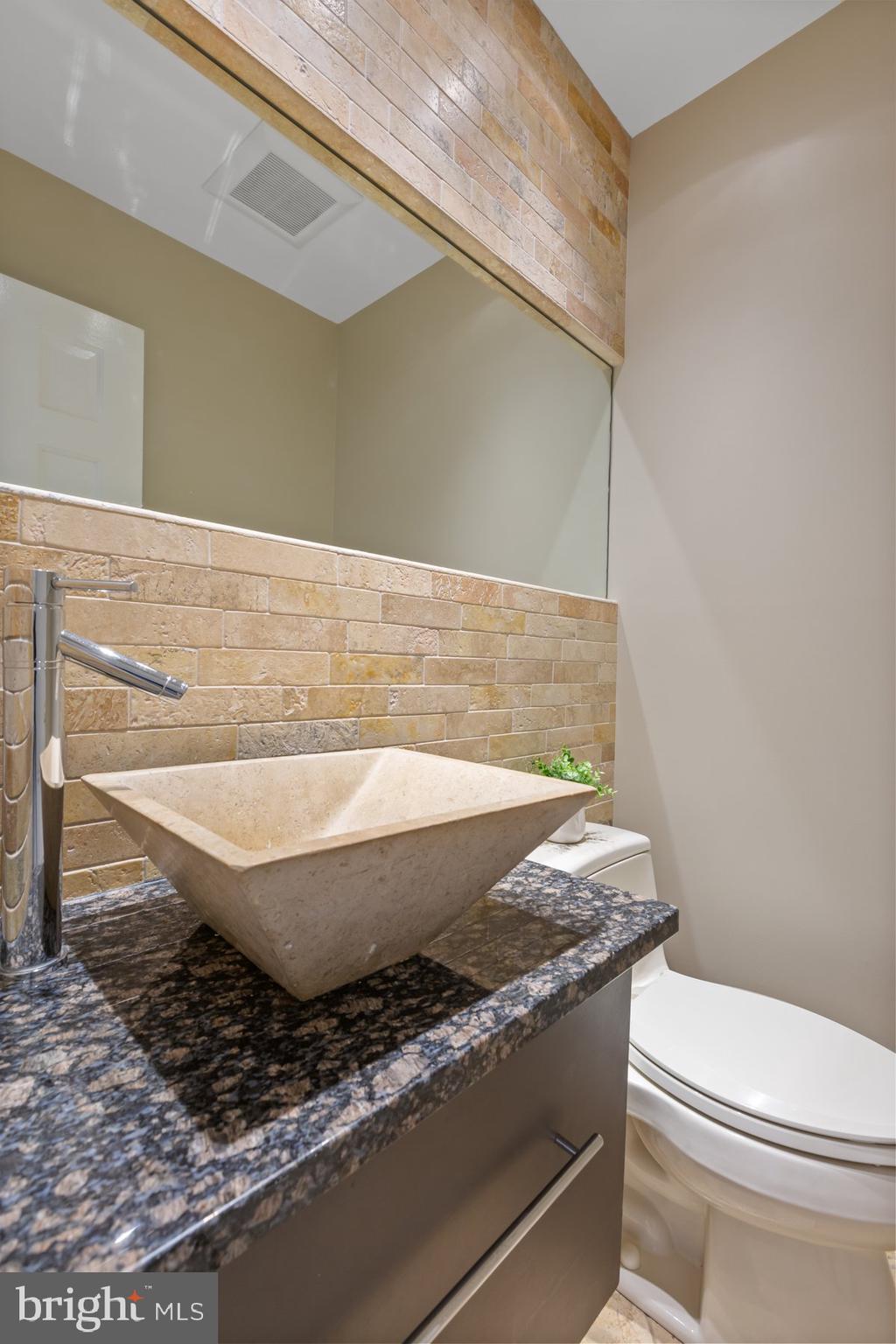 COUNTRY CLUB MANOR - Residential