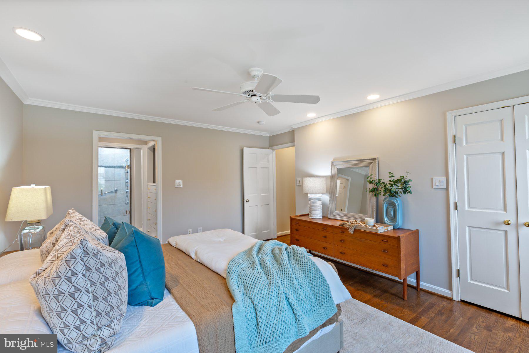 COUNTRY CLUB MANOR - Residential