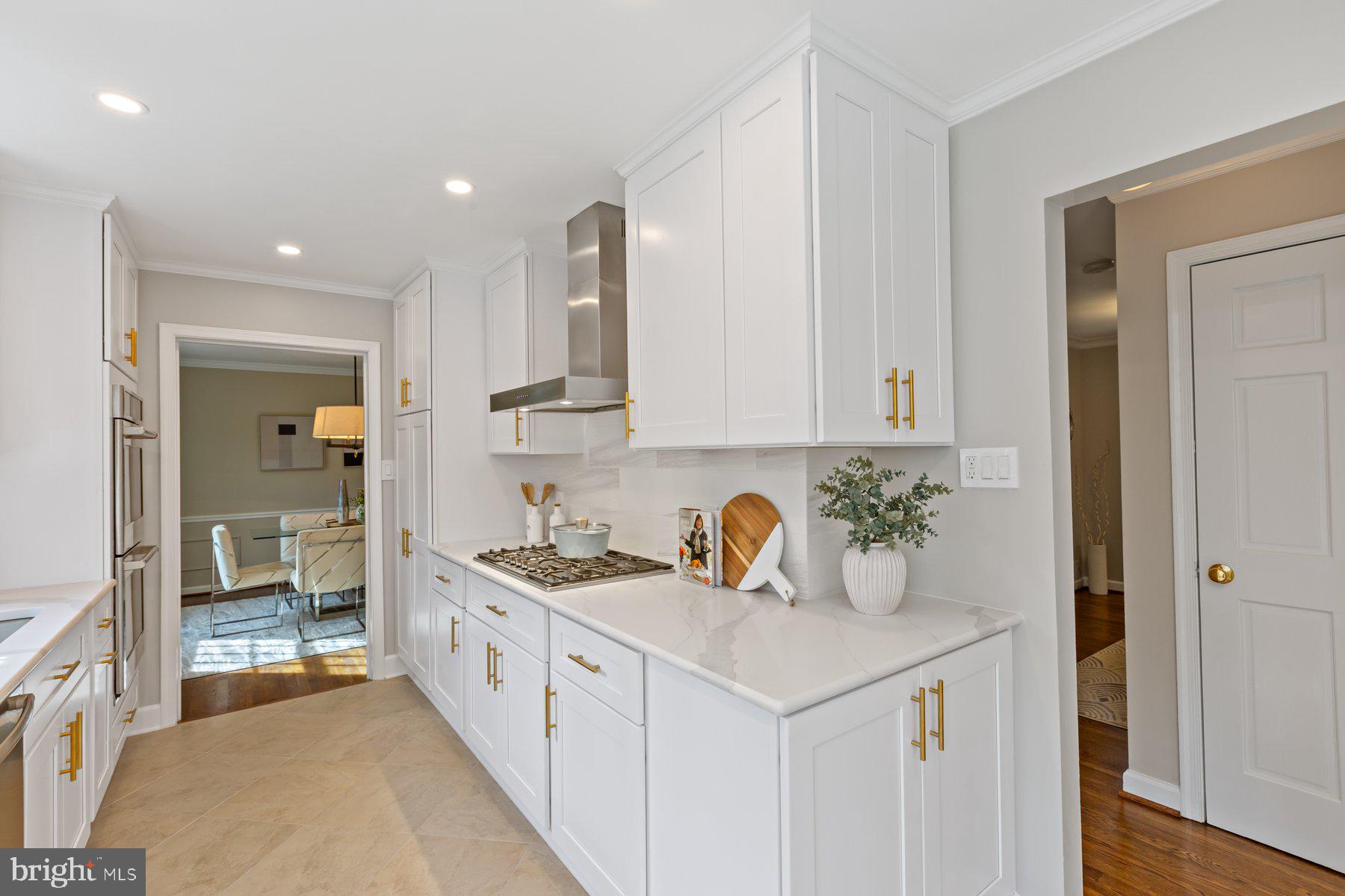 COUNTRY CLUB MANOR - Residential