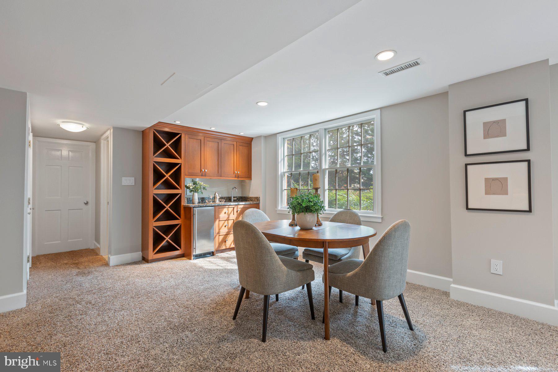 COUNTRY CLUB MANOR - Residential