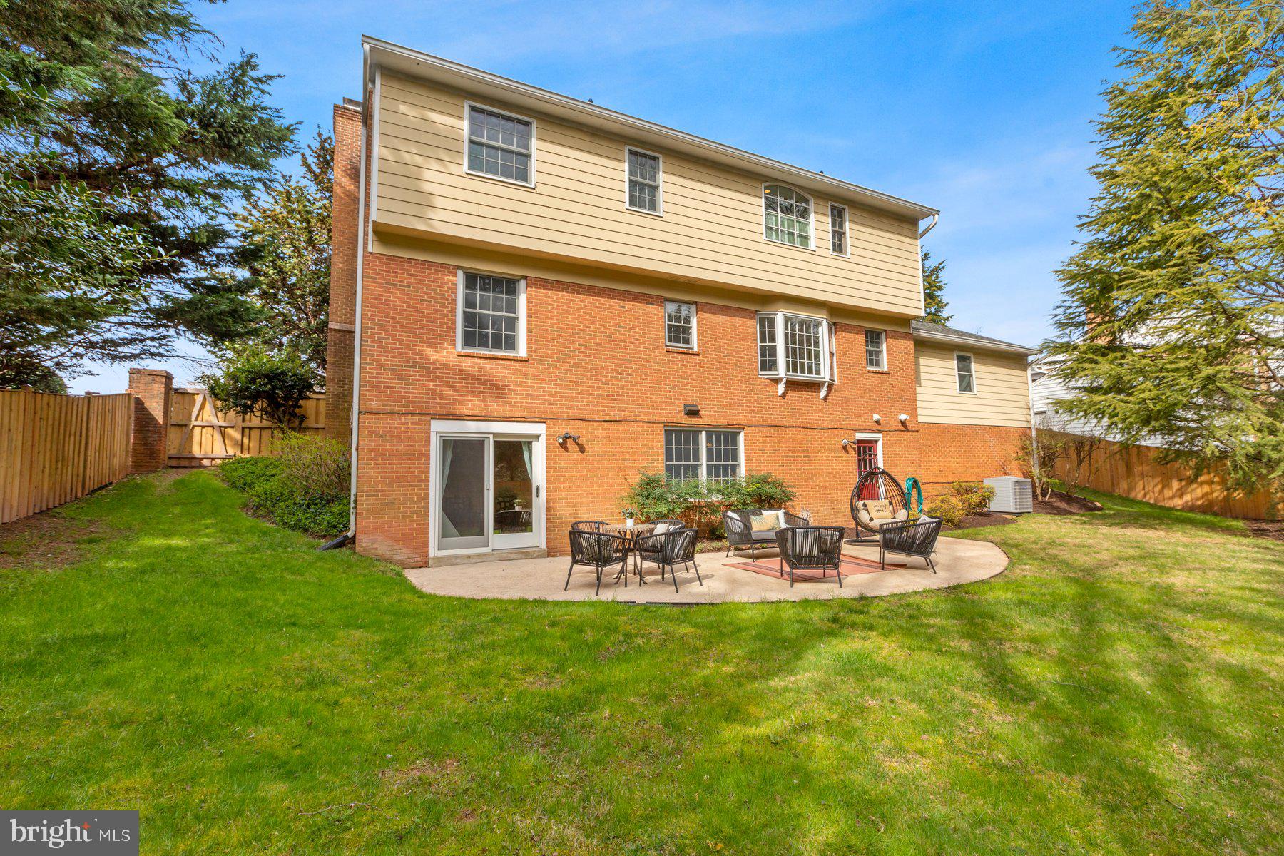 COUNTRY CLUB MANOR - Residential