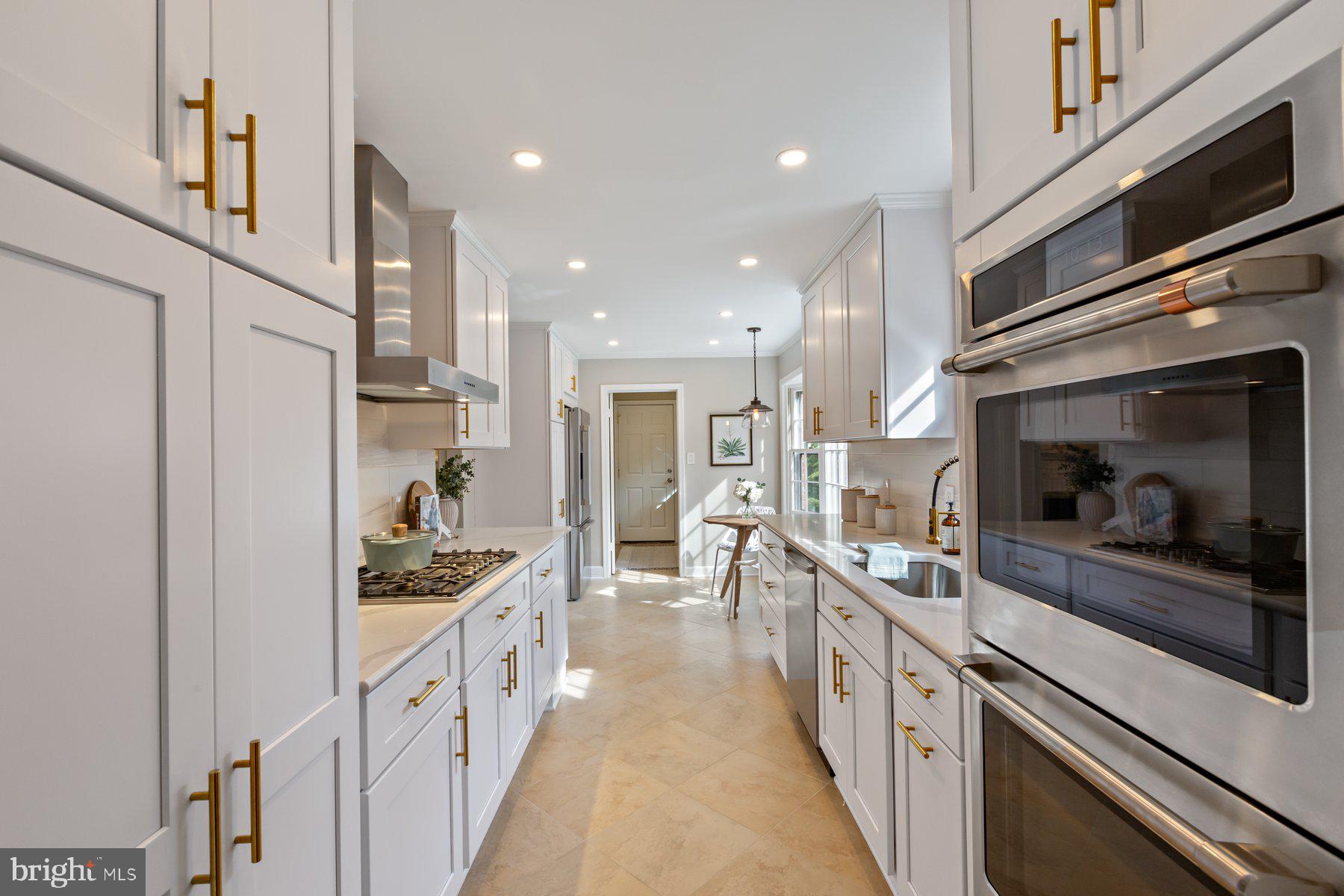 COUNTRY CLUB MANOR - Residential