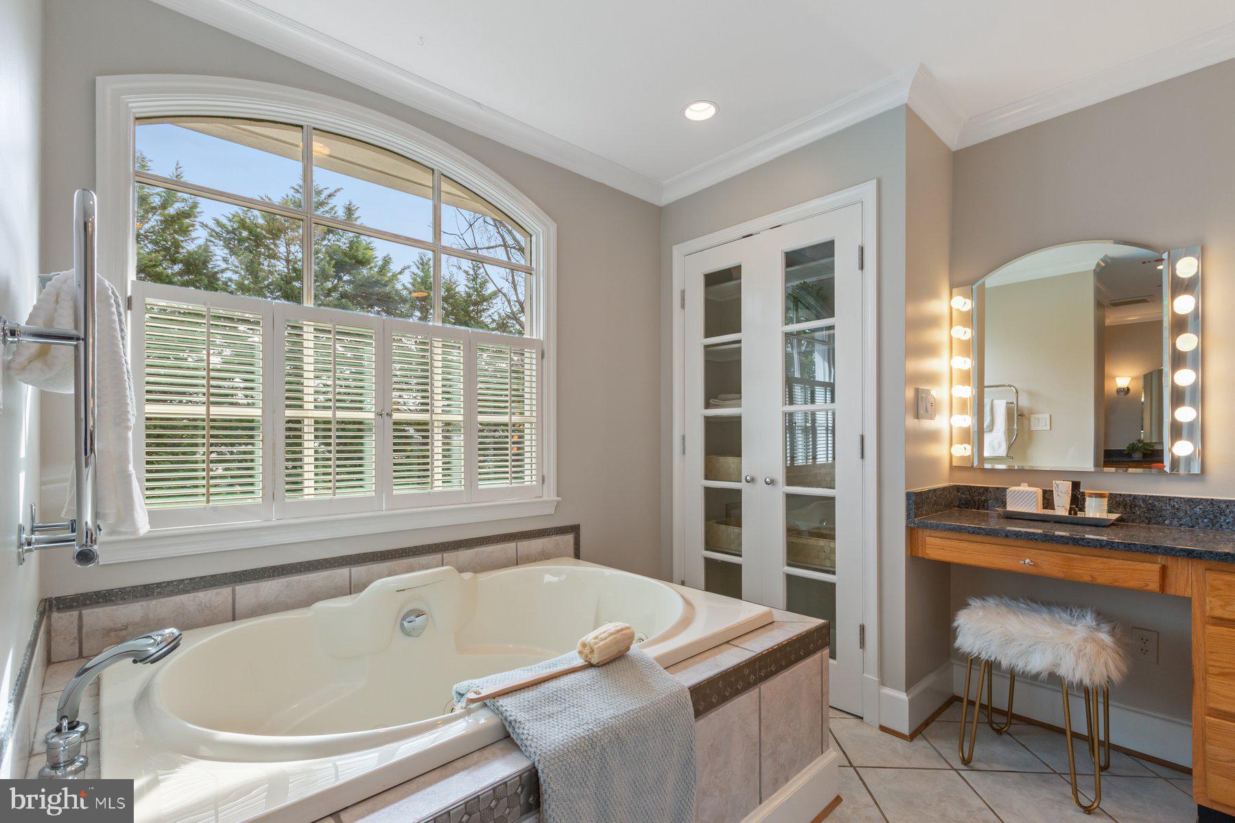 COUNTRY CLUB MANOR - Residential