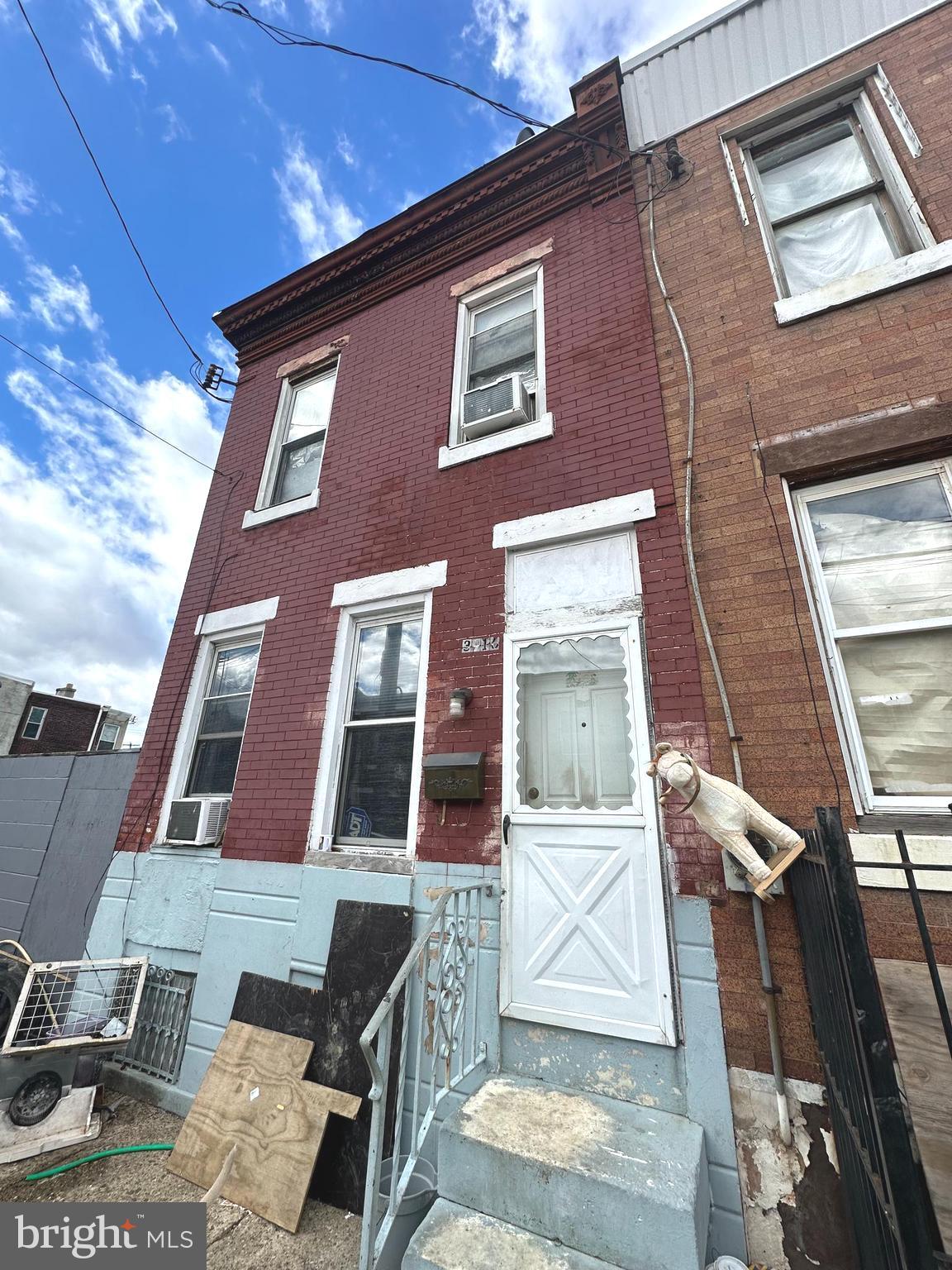 Charming 2-bedroom, 1-bathroom property for sale with the option for immediate rental income. Tenants in place can either continue occupancy or vacate with notice prior to settlement, offering flexibility for investors or new homeowners. Don't miss the opportunity to own this versatile property