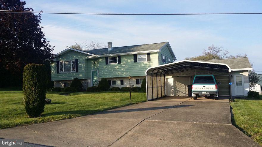 Hamburg Area Schools, 3 Bedroom 2 Bathroom Bi-Level on corner lot in rural area of Windsor Twp.