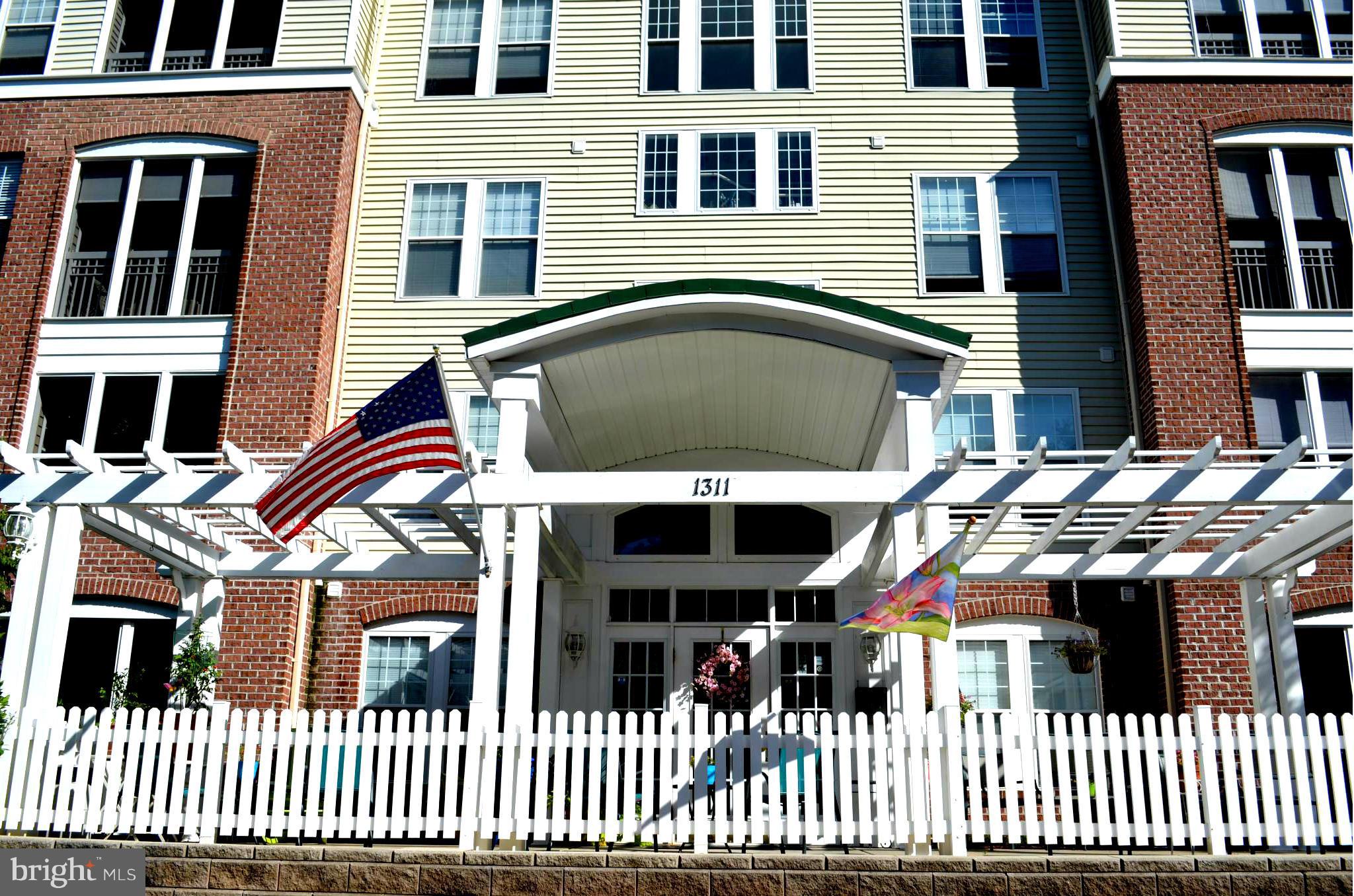 FRESHLY PAINTED, 2 BR, 2 BA 1ST FLOOR CONDO OVER LOOKING POOL. FEATURING A GAS FIREPLACE IN THE FAMILY ROOM, 9' CEILINGS, EAT IN KITCHEN WITH 42" OAK CABINETS, HARDWOOD FLOORS & CENTER ISLAND. SCREENED IN PORCH. ALL APPLIANCES CONVEY, SEPARATE LAUNDRY ROOM, NEUTRAL CARPET, SWIMMING POOL, CLUBHOUSE & EXERCISE ROOM...VERY MOTIVATED SELLERS!!!